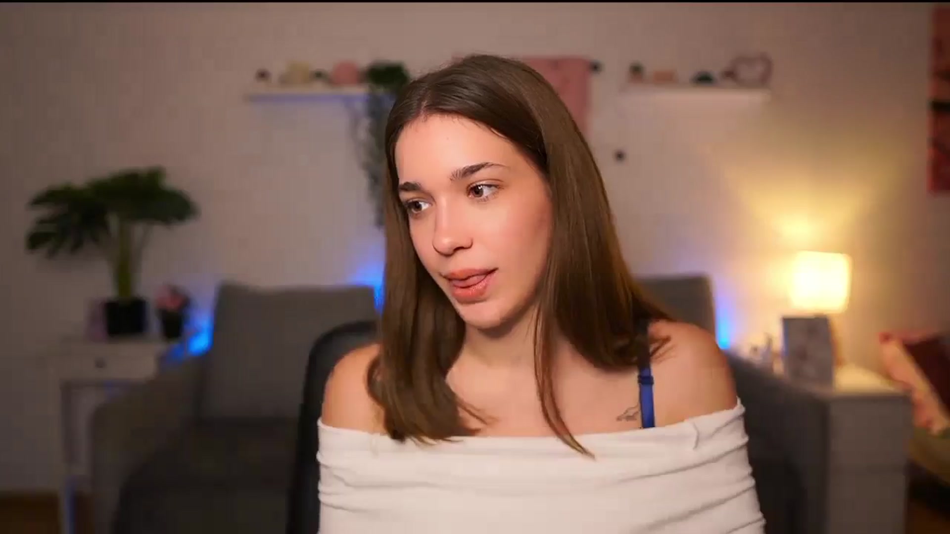 Gallery image thumbnail from Kissiecat's myfreecams stream on, 11/28/2025, 17:37 image 15 of 20