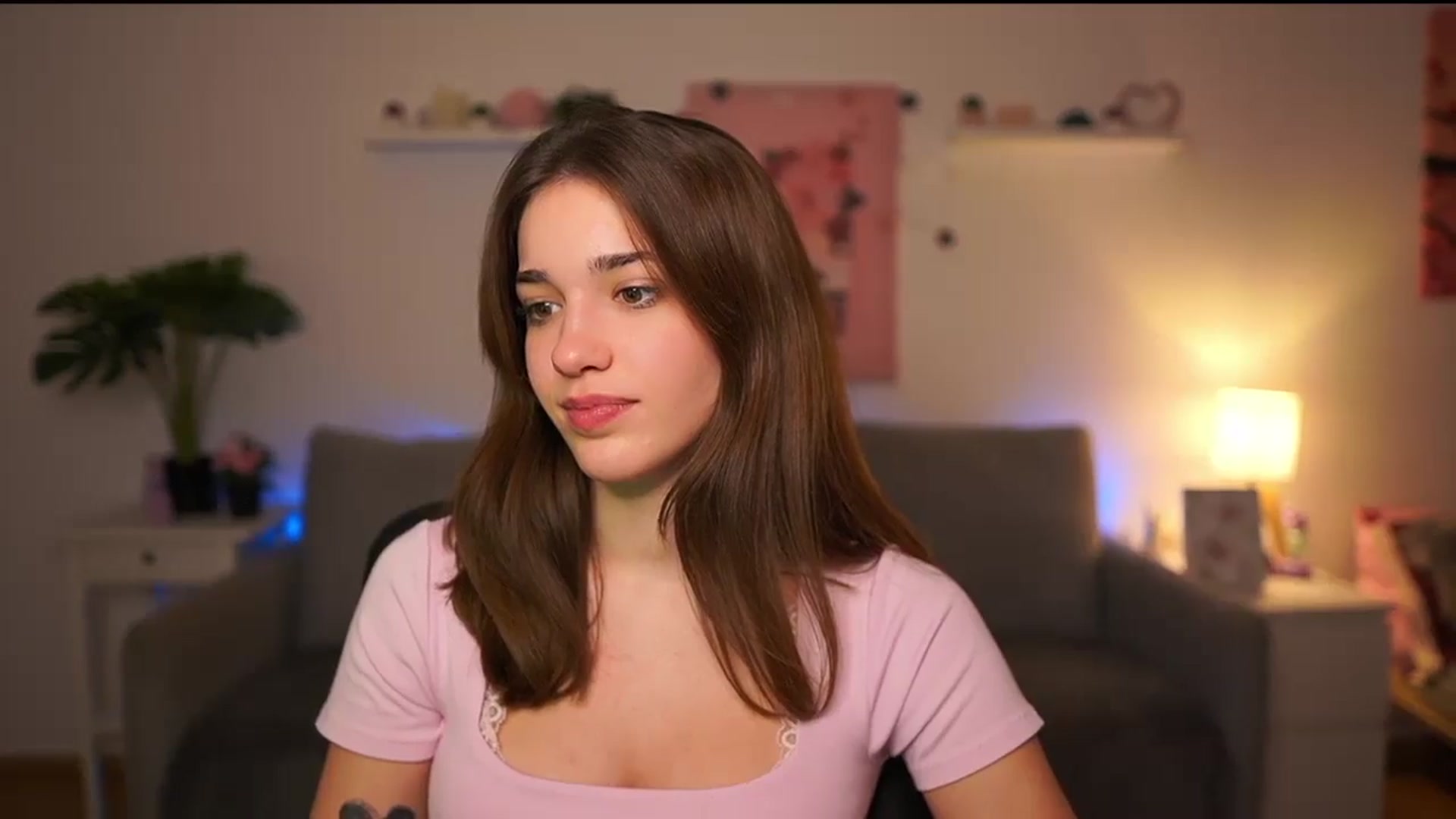 Gallery image thumbnail from Kissiecat's myfreecams stream on, 12/16/2025, 23:55 image 15 of 20