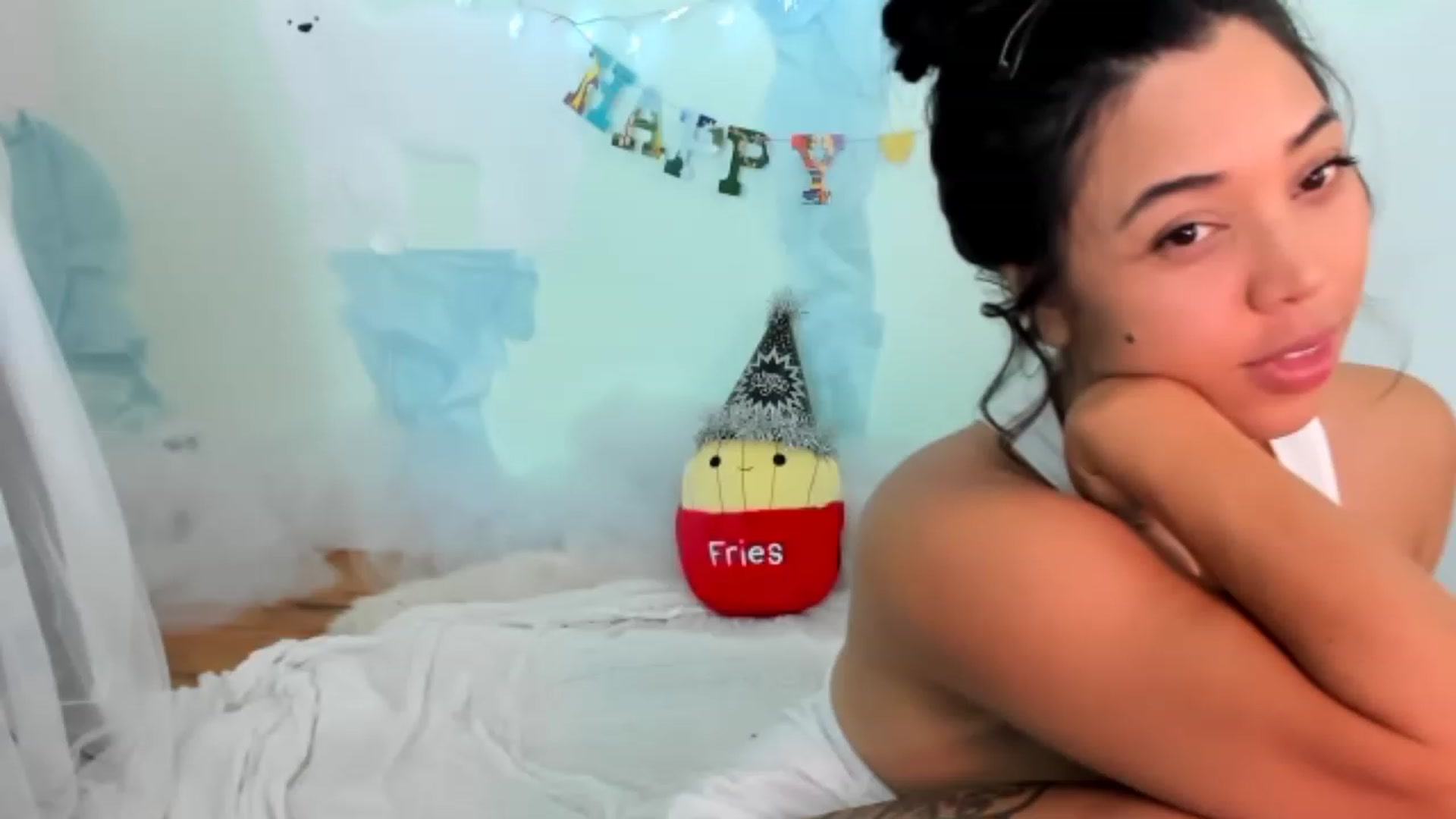 Gallery image thumbnail from KissingHigh's myfreecams stream on, 01/04/2023, 01:58 image 9 of 20