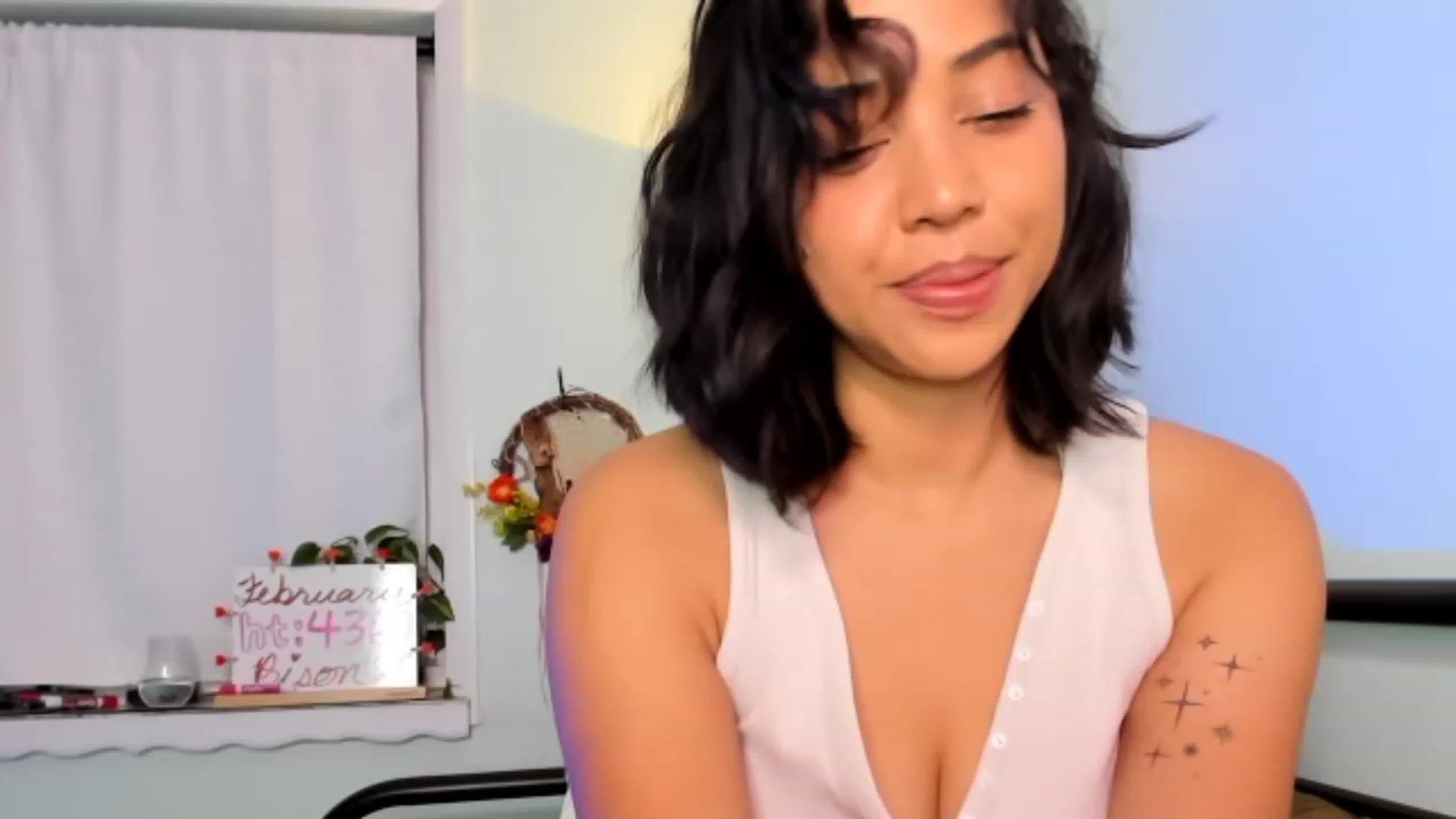 Gallery image thumbnail from KissingHigh's myfreecams stream on, 02/17/2023, 04:17 image 1 of 20