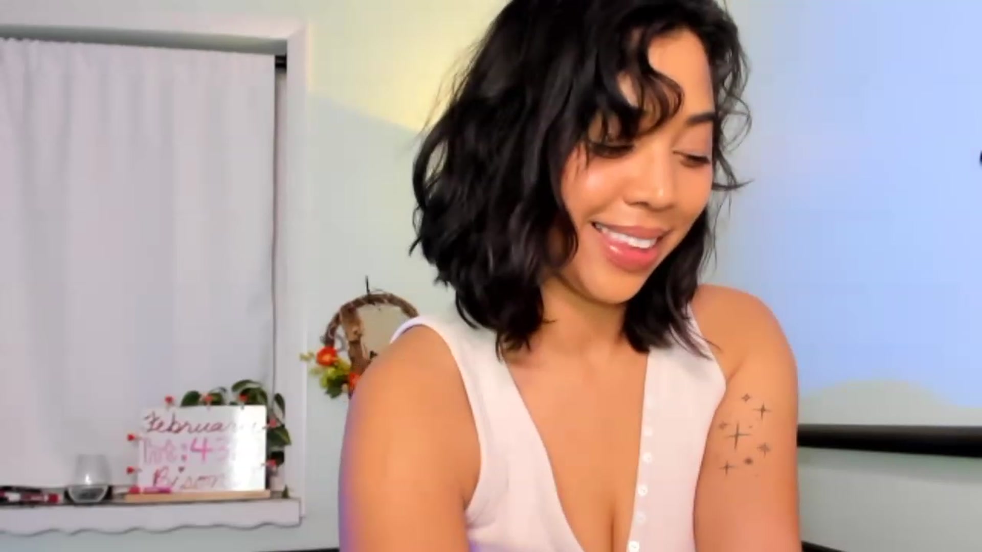 Gallery image thumbnail from KissingHigh's myfreecams stream on, 02/17/2023, 04:17 image 10 of 20