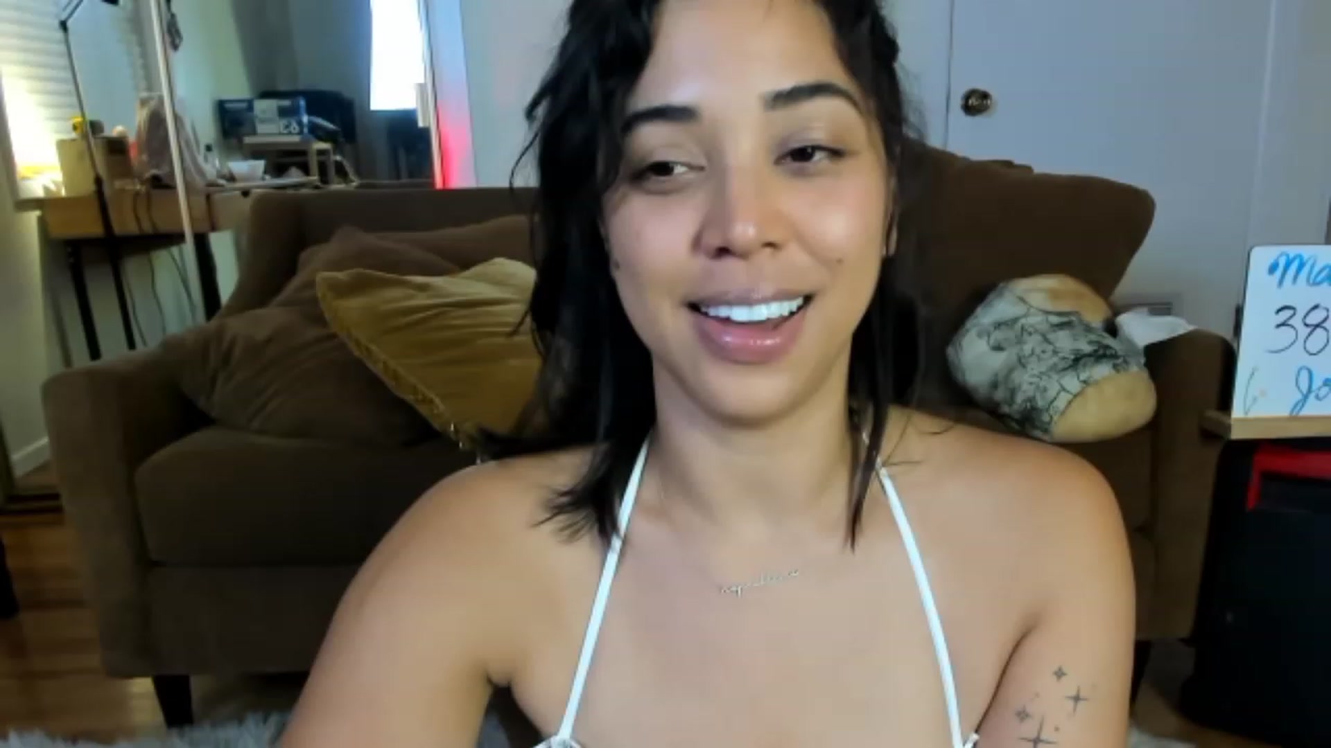 Gallery image thumbnail from KissingHigh's myfreecams stream on, 05/05/2023, 04:59 image 8 of 20