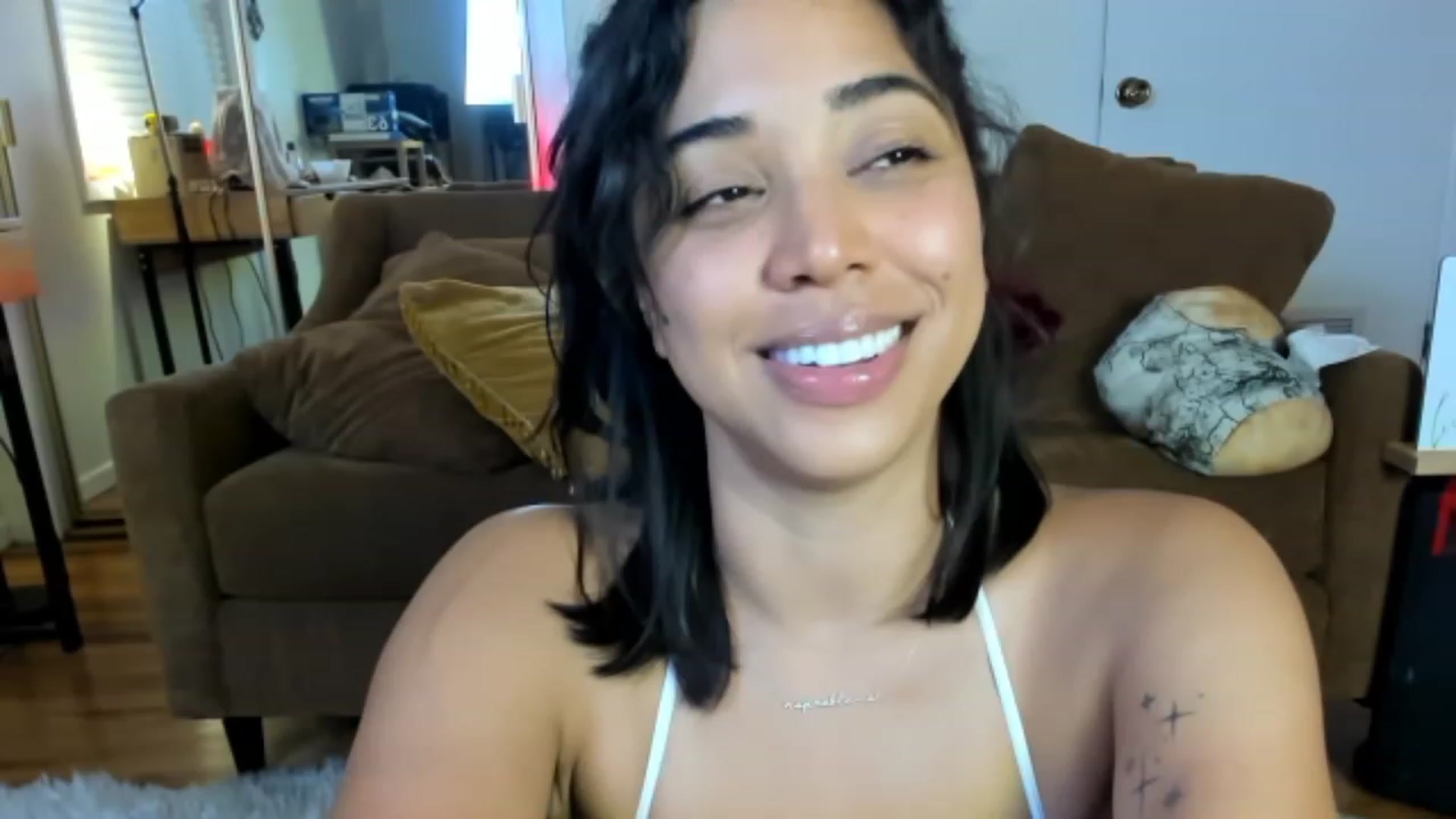 Gallery image thumbnail from KissingHigh's myfreecams stream on, 05/05/2023, 04:59 image 10 of 20