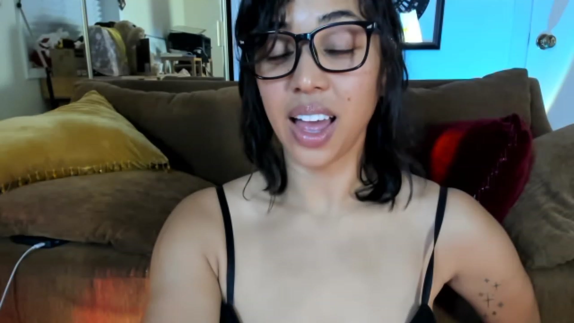 Gallery image thumbnail from KissingHigh's myfreecams stream on, 05/14/2023, 05:45 image 4 of 20
