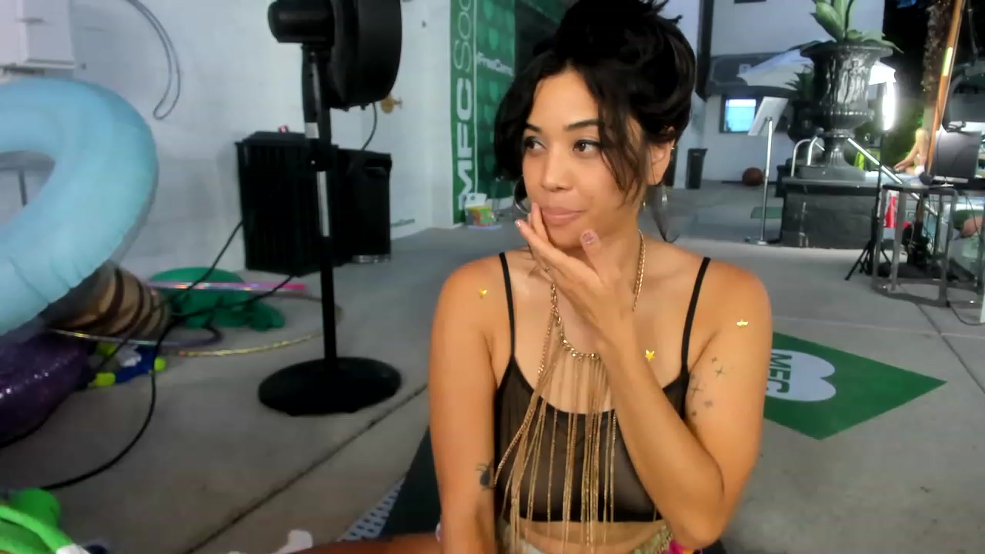 Gallery image thumbnail from KissingHigh's myfreecams stream on, 05/24/2023, 03:04 image 14 of 20