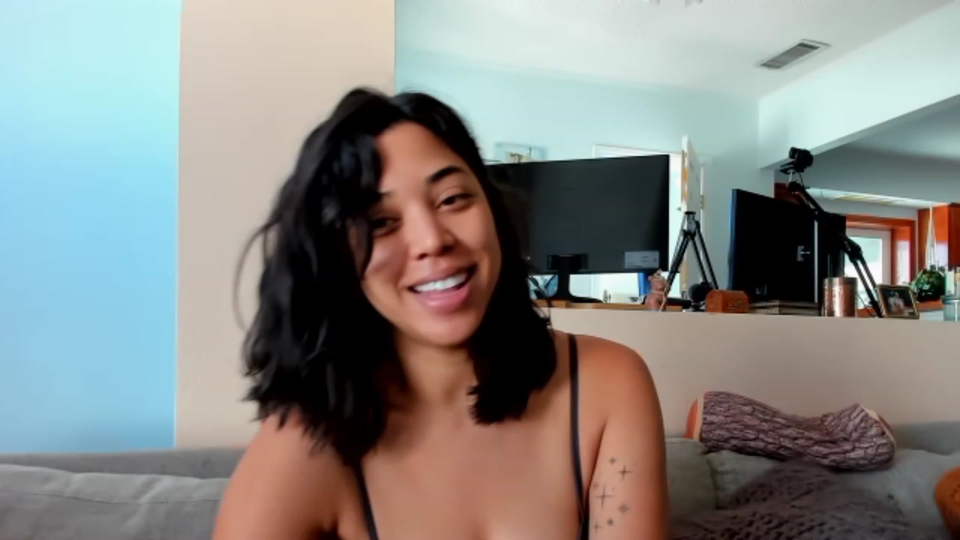 Gallery image thumbnail from KissingHigh's myfreecams stream on, 07/02/2023, 18:00 image 2 of 20