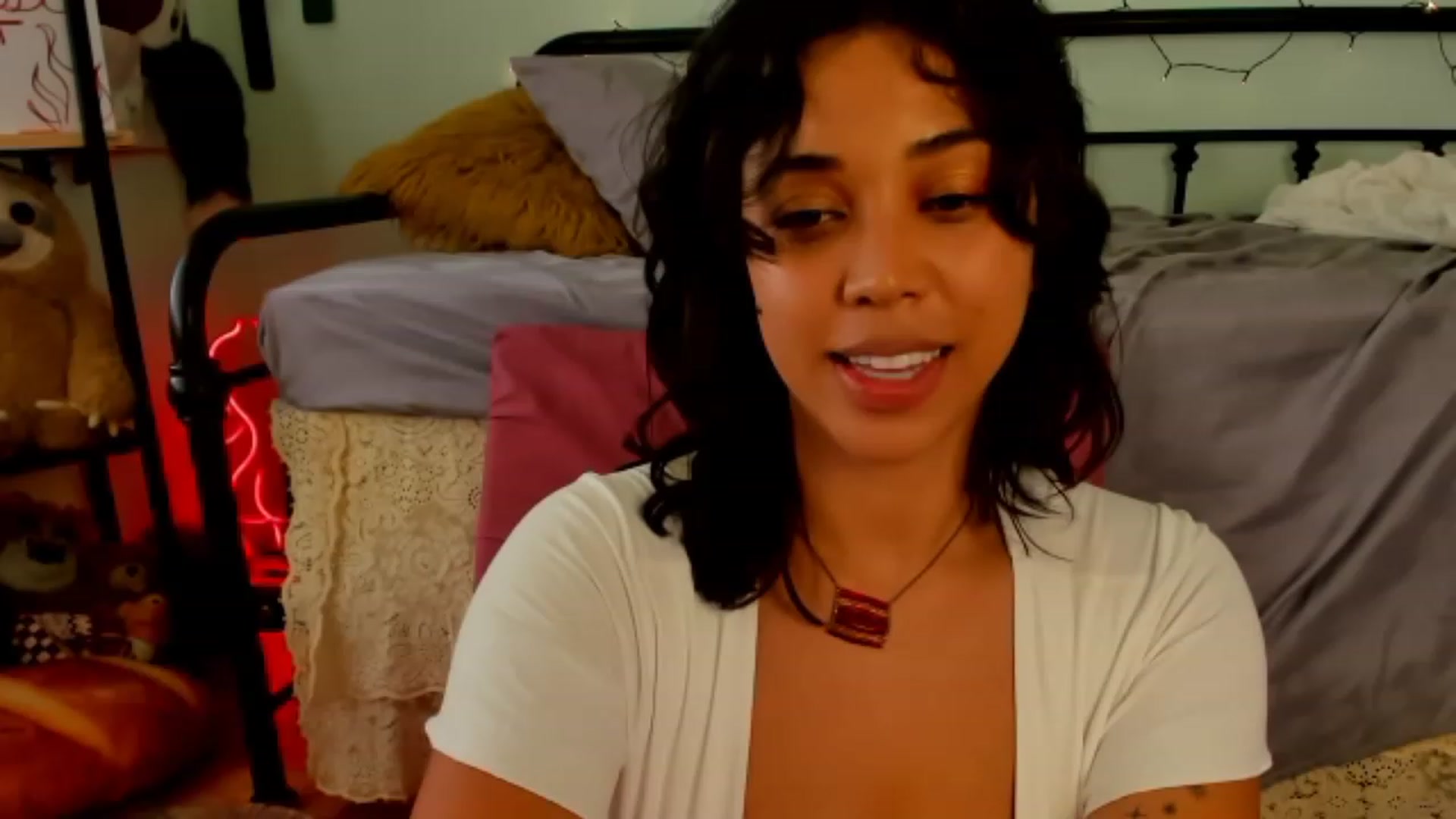 Gallery image thumbnail from KissingHigh's myfreecams stream on, 08/04/2023, 01:37 image 5 of 20