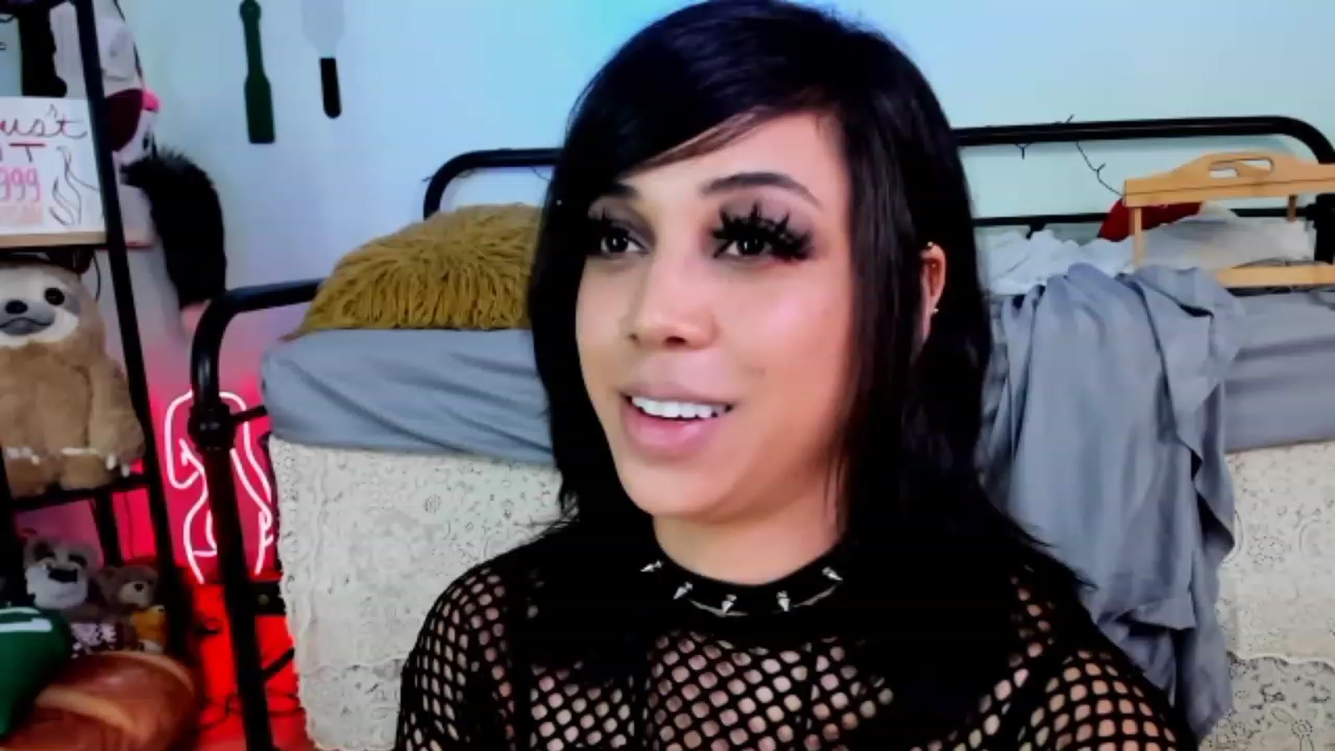 Gallery image thumbnail from KissingHigh's myfreecams stream on, 08/20/2023, 03:18 image 13 of 20