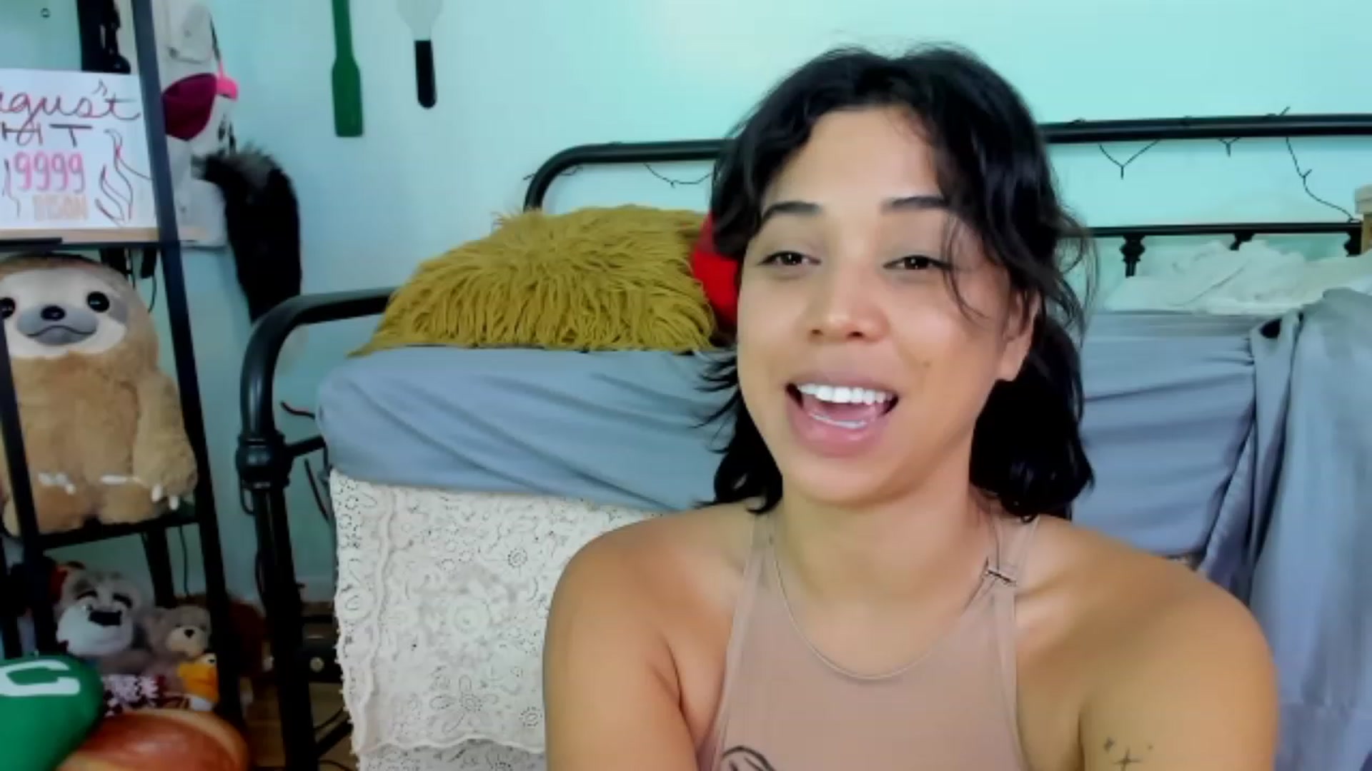 Gallery image thumbnail from KissingHigh's myfreecams stream on, 08/22/2023, 07:03 image 4 of 20