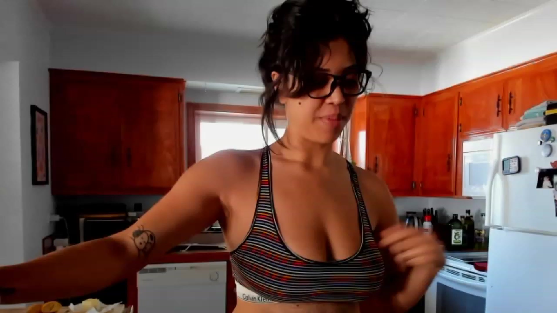 Gallery image thumbnail from KissingHigh's myfreecams stream on, 08/27/2023, 17:43 image 3 of 20