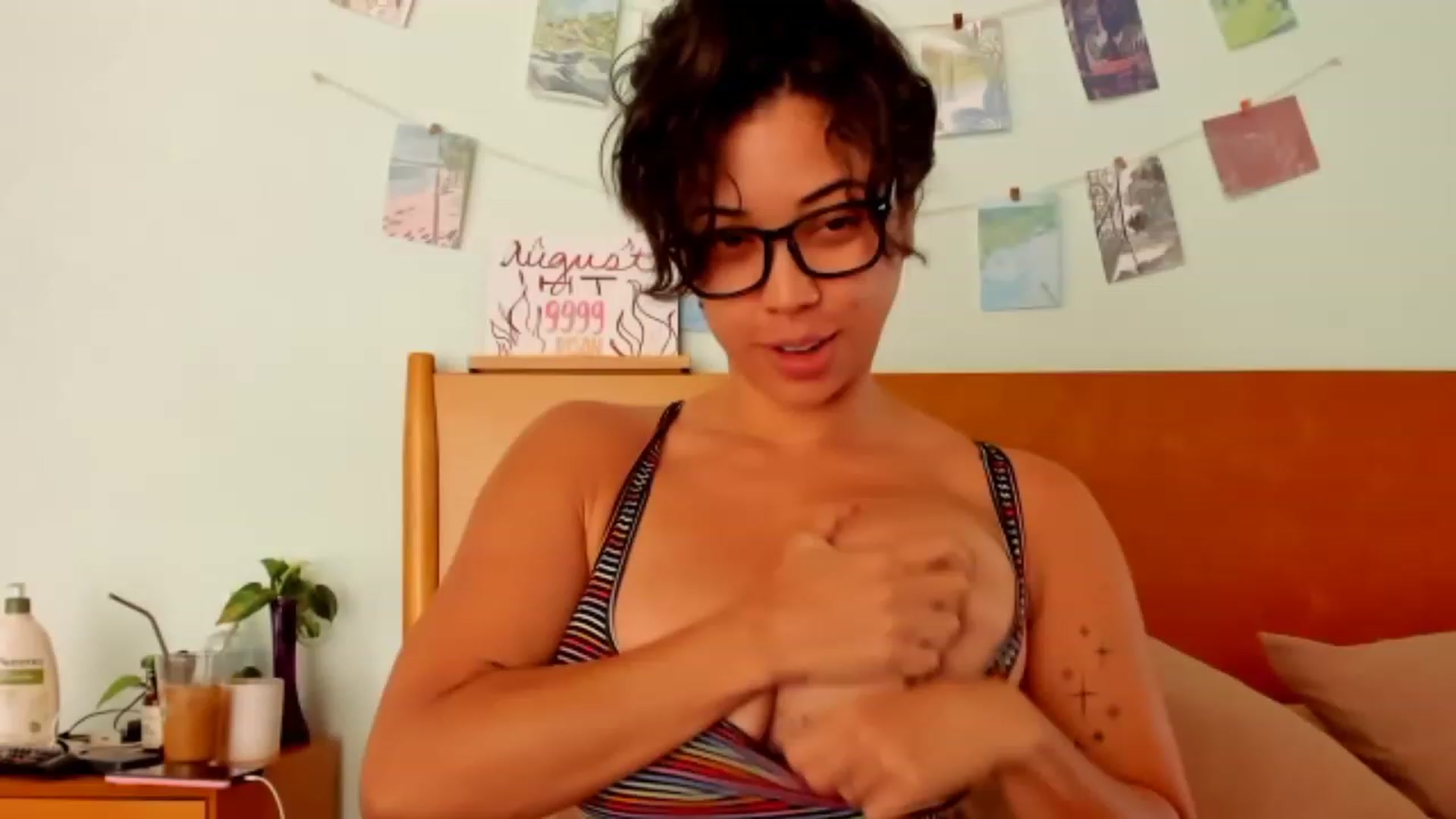 Gallery image thumbnail from KissingHigh's myfreecams stream on, 08/27/2023, 17:43 image 5 of 20
