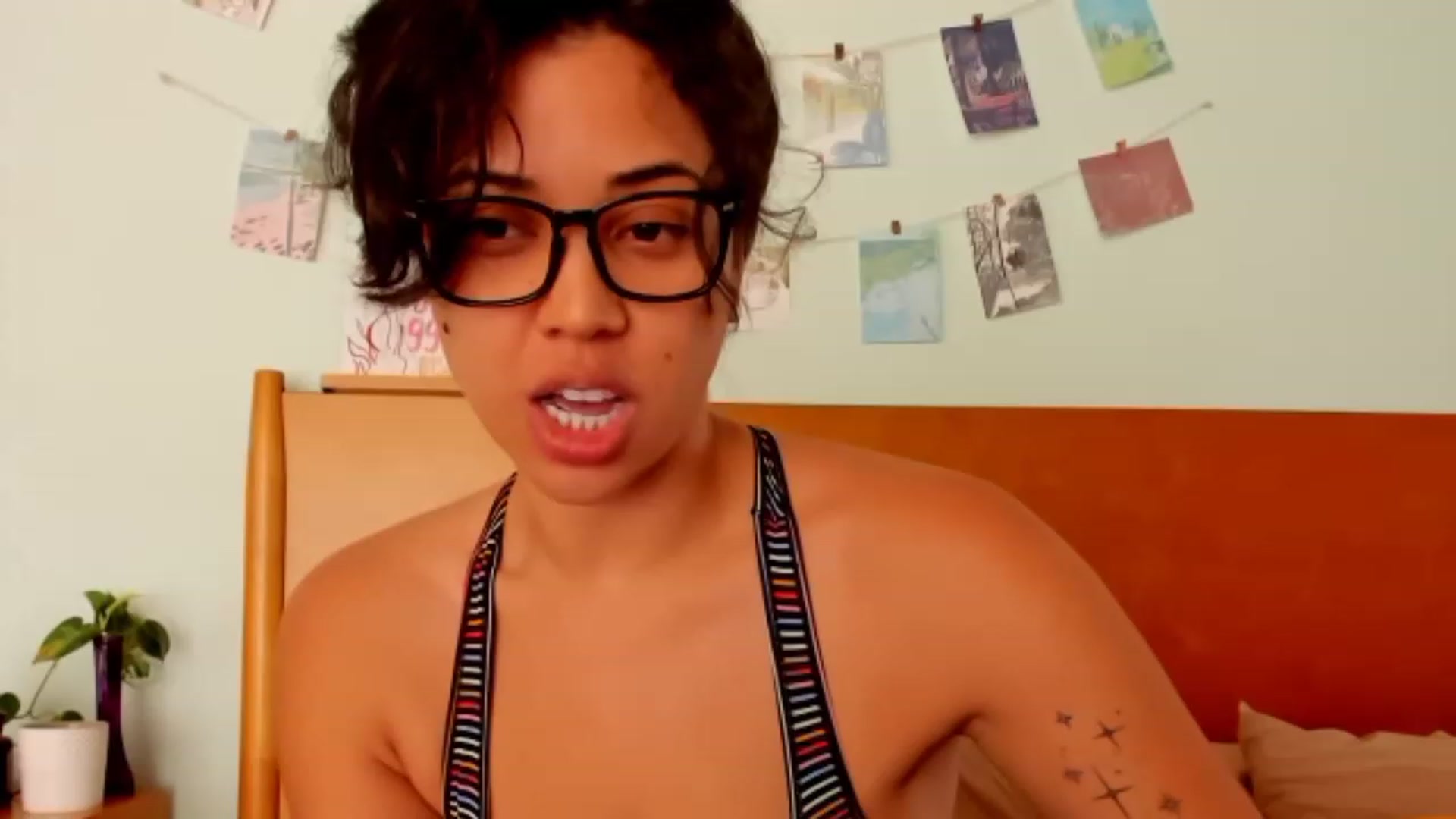 Gallery image thumbnail from KissingHigh's myfreecams stream on, 08/27/2023, 17:43 image 15 of 20