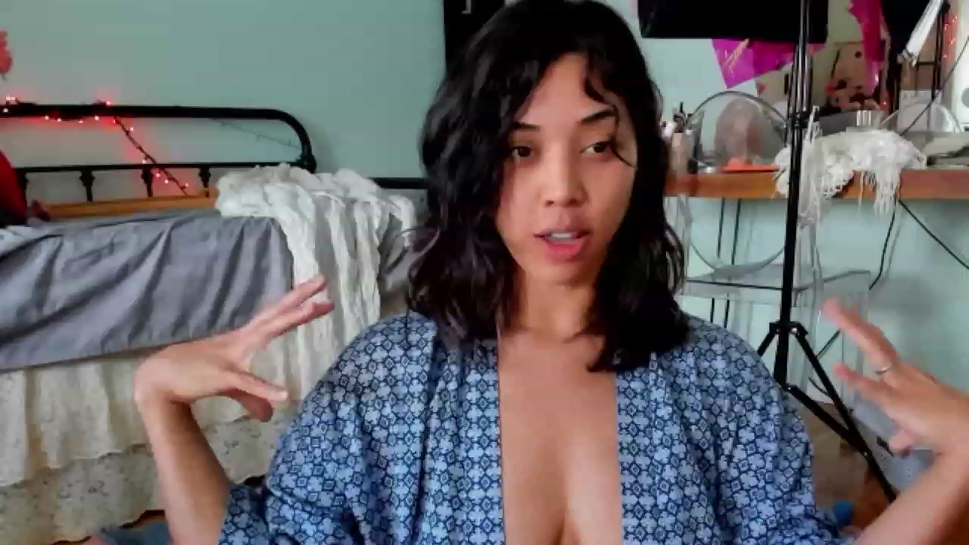 Gallery image thumbnail from KissingHigh's myfreecams stream on, 10/22/2023, 18:36 image 5 of 20