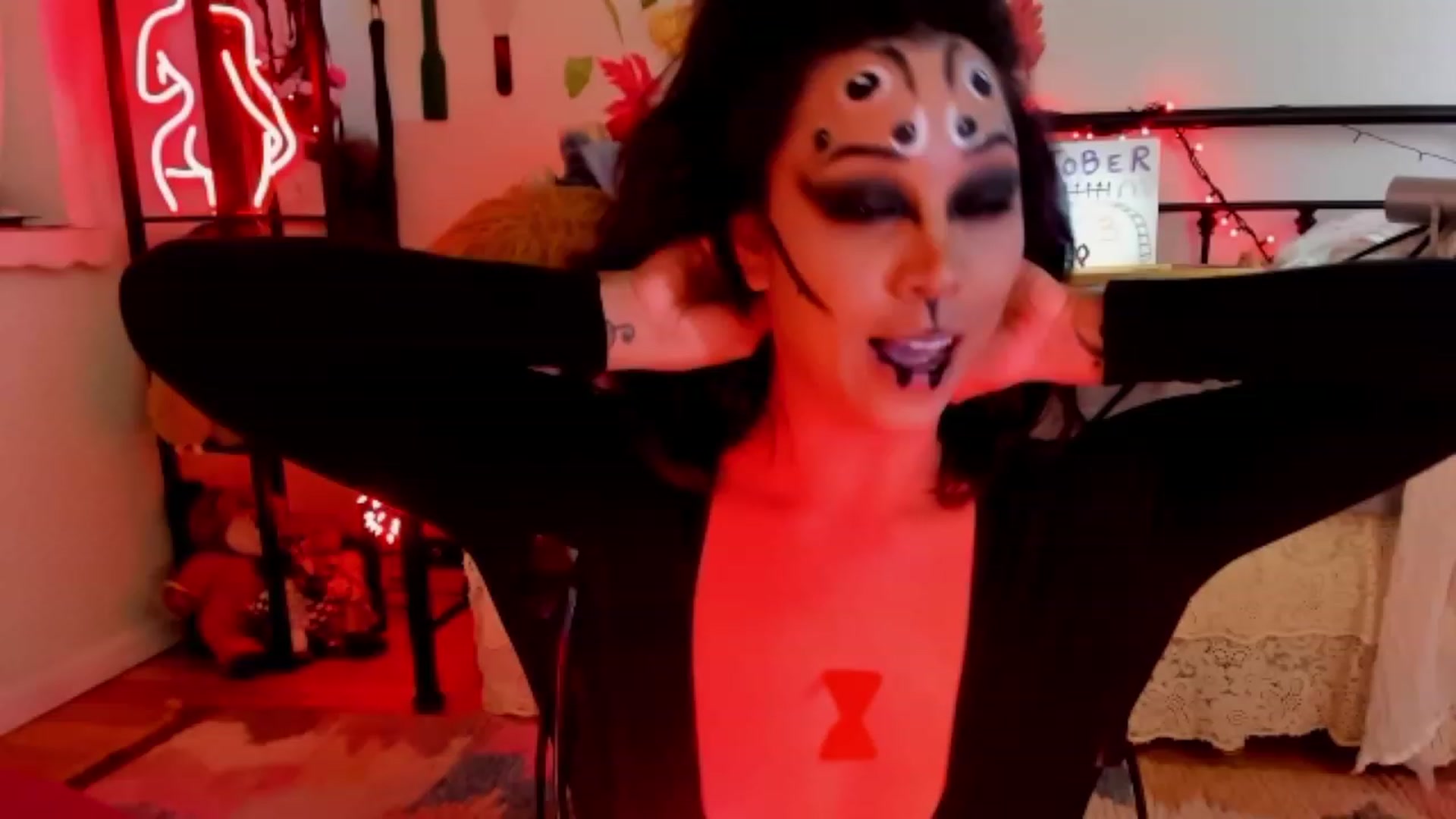 Gallery image thumbnail from KissingHigh's myfreecams stream on, 10/29/2023, 03:45 image 6 of 20