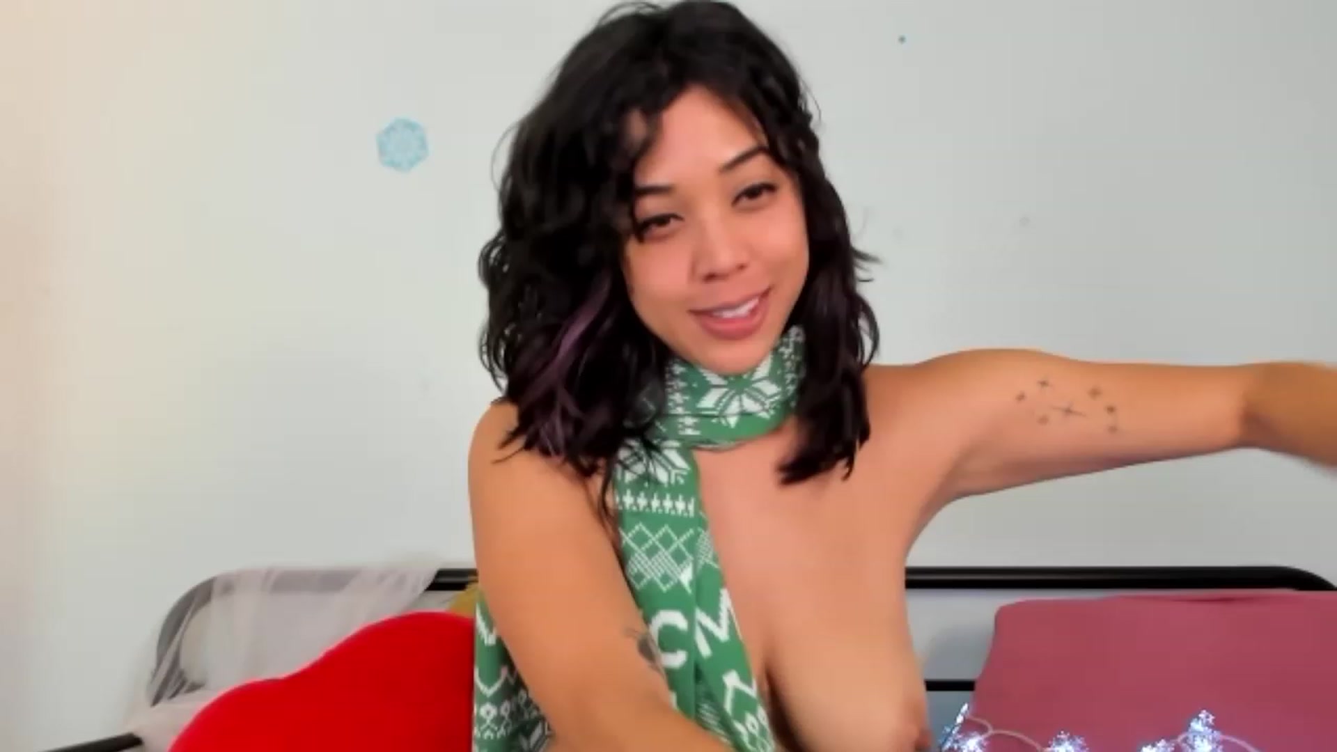 Gallery image thumbnail from KissingHigh's myfreecams stream on, 12/22/2023, 18:17 image 2 of 20