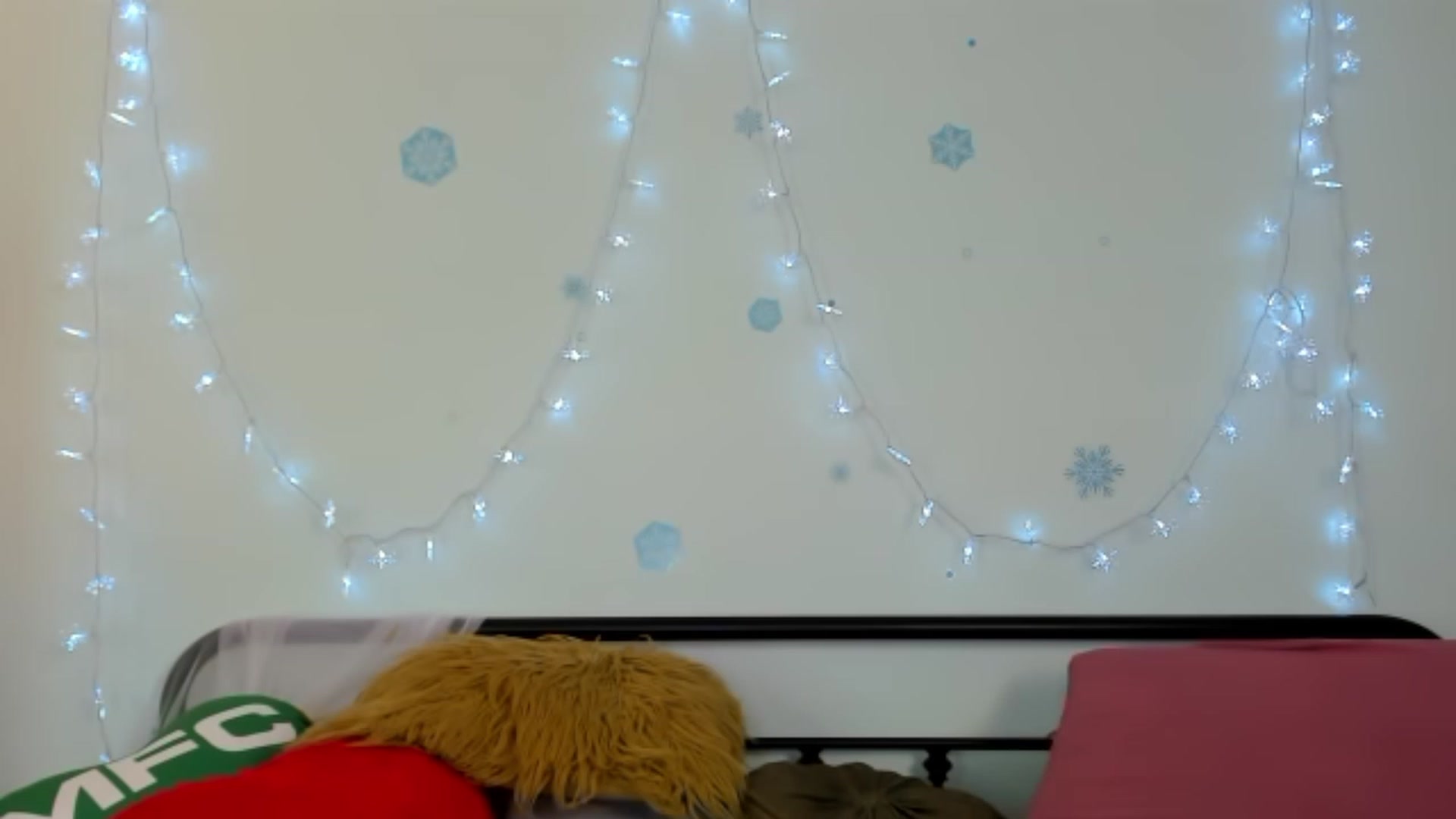 Gallery image thumbnail from KissingHigh's myfreecams stream on, 12/22/2023, 18:17 image 14 of 20