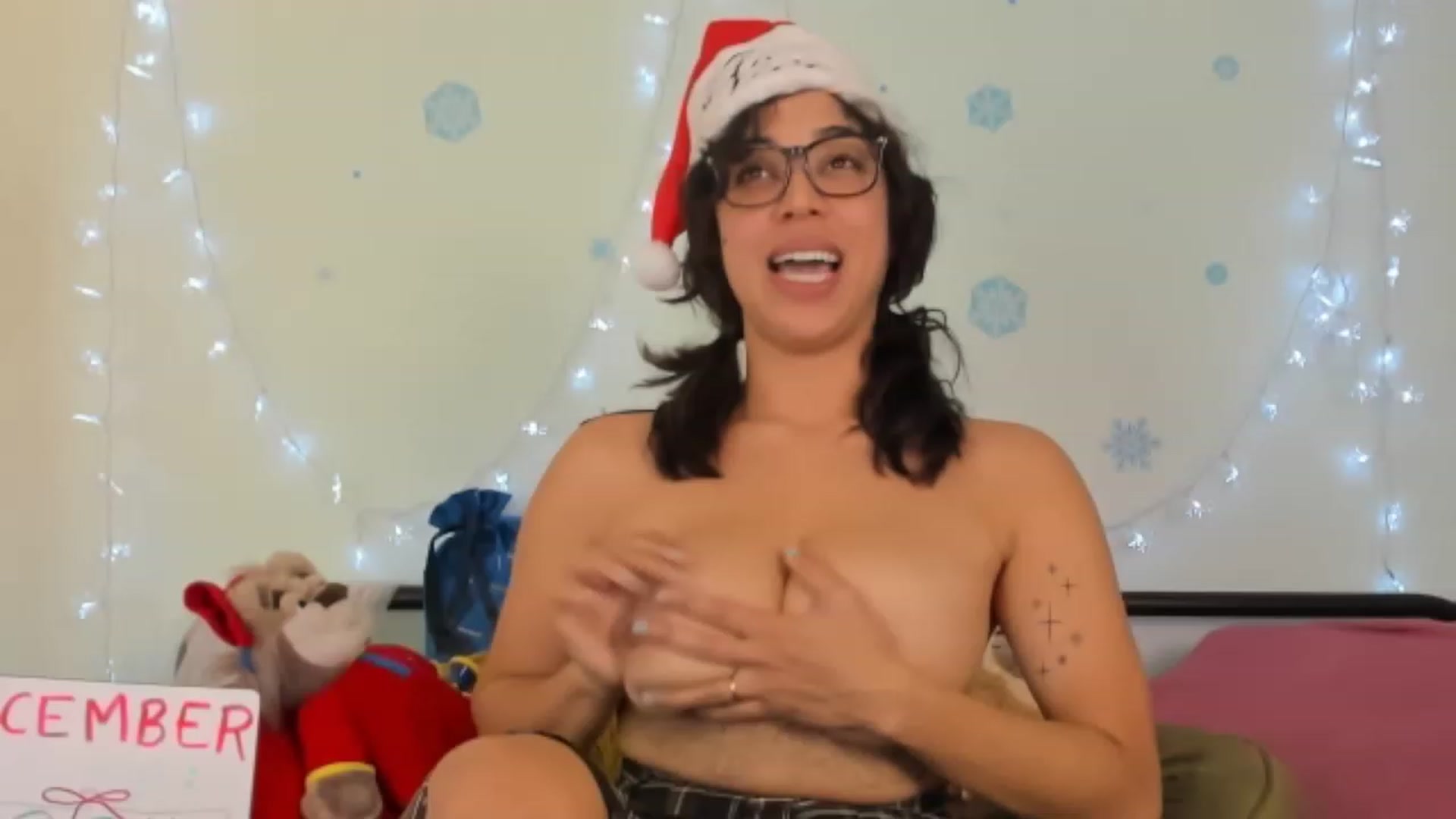 Gallery image thumbnail from KissingHigh's myfreecams stream on, 12/24/2023, 20:18 image 15 of 20
