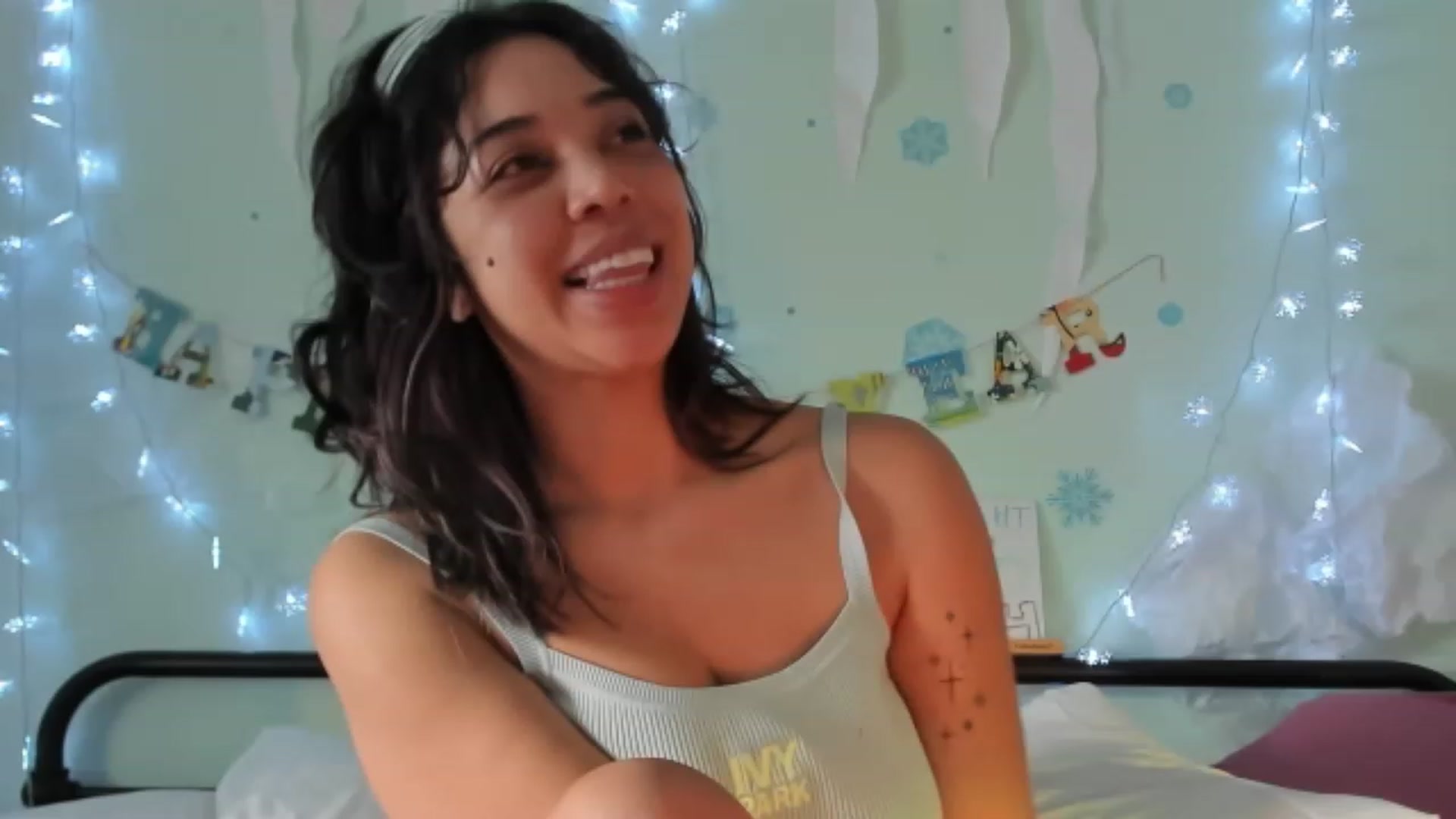 Gallery image thumbnail from KissingHigh's myfreecams stream on, 01/07/2024, 19:15 image 3 of 20