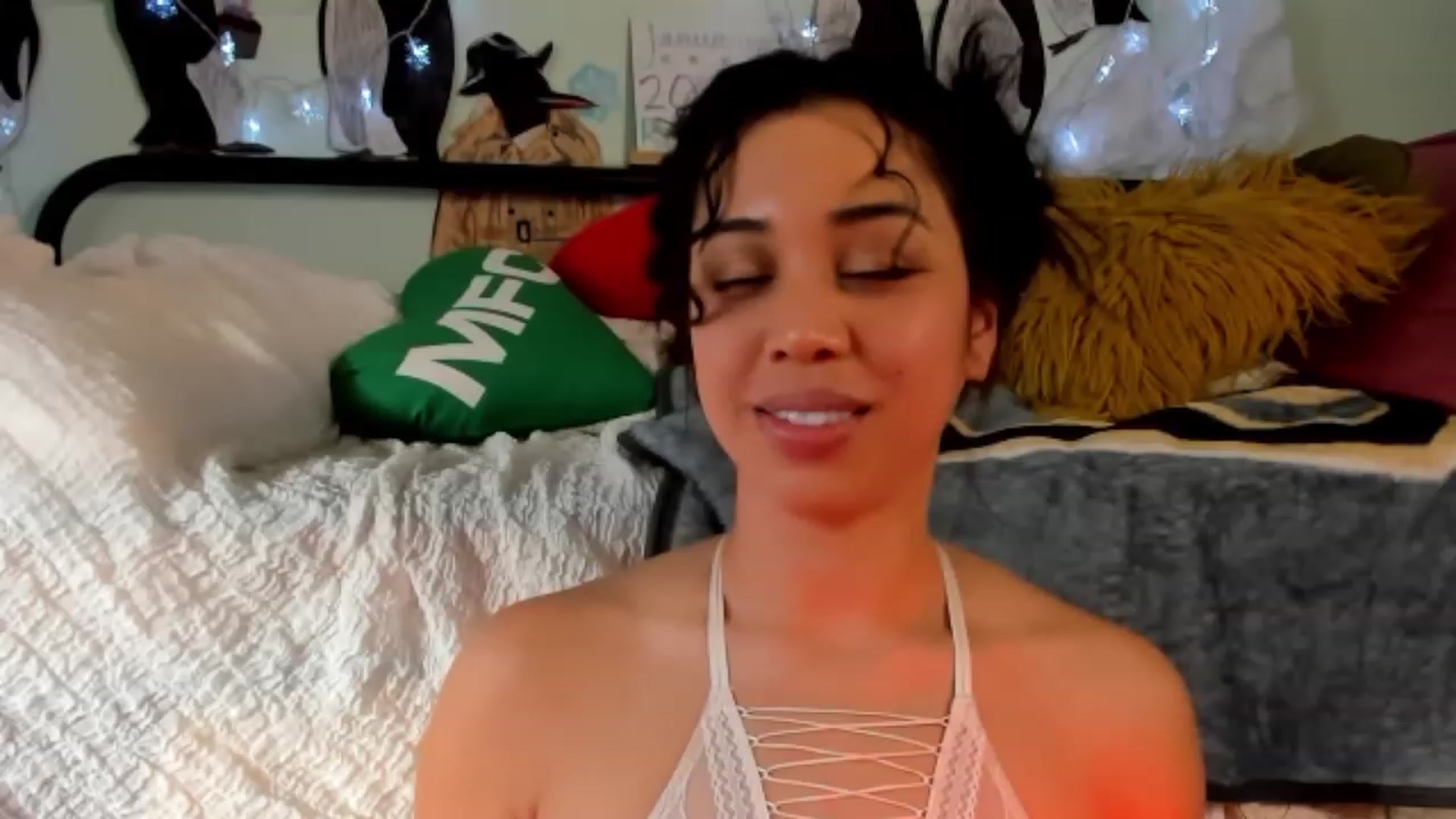 Gallery image thumbnail from KissingHigh's myfreecams stream on, 01/19/2024, 24:02 image 12 of 20