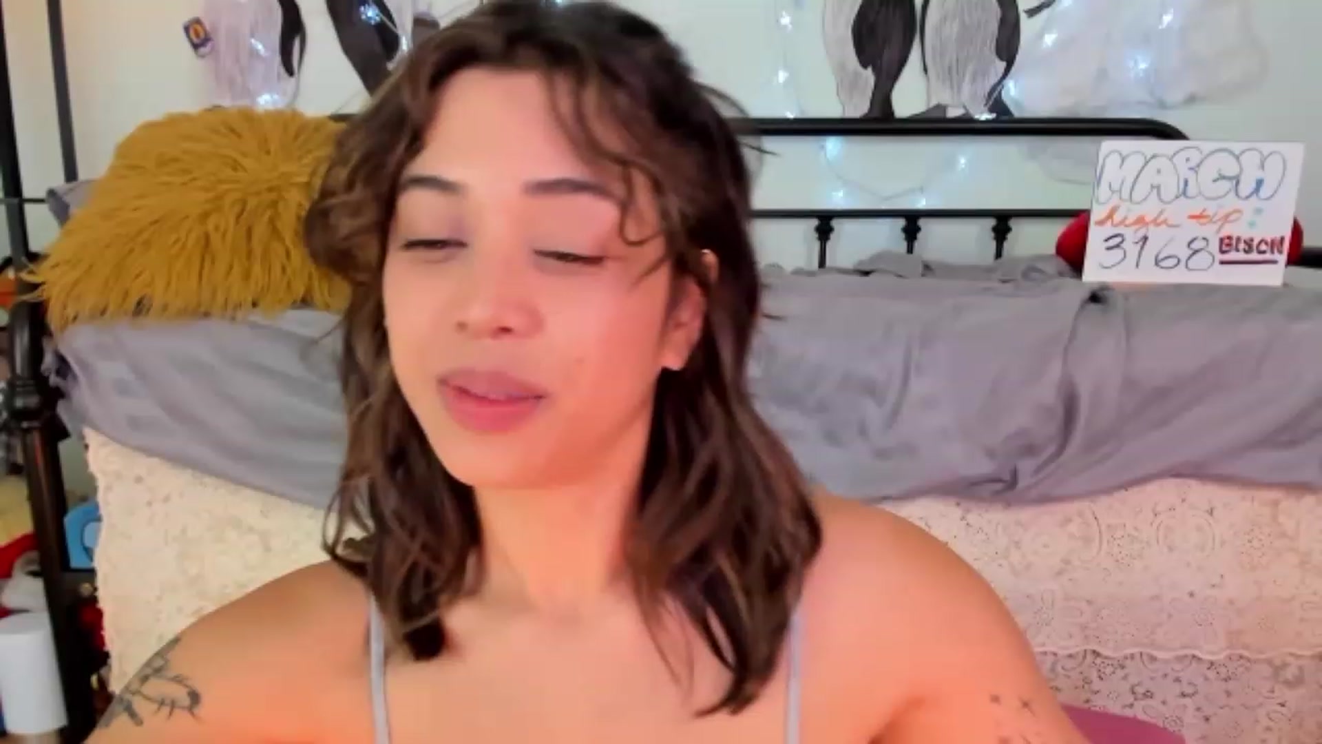 Gallery image thumbnail from KissingHigh's myfreecams stream on, 03/12/2024, 03:58 image 6 of 20