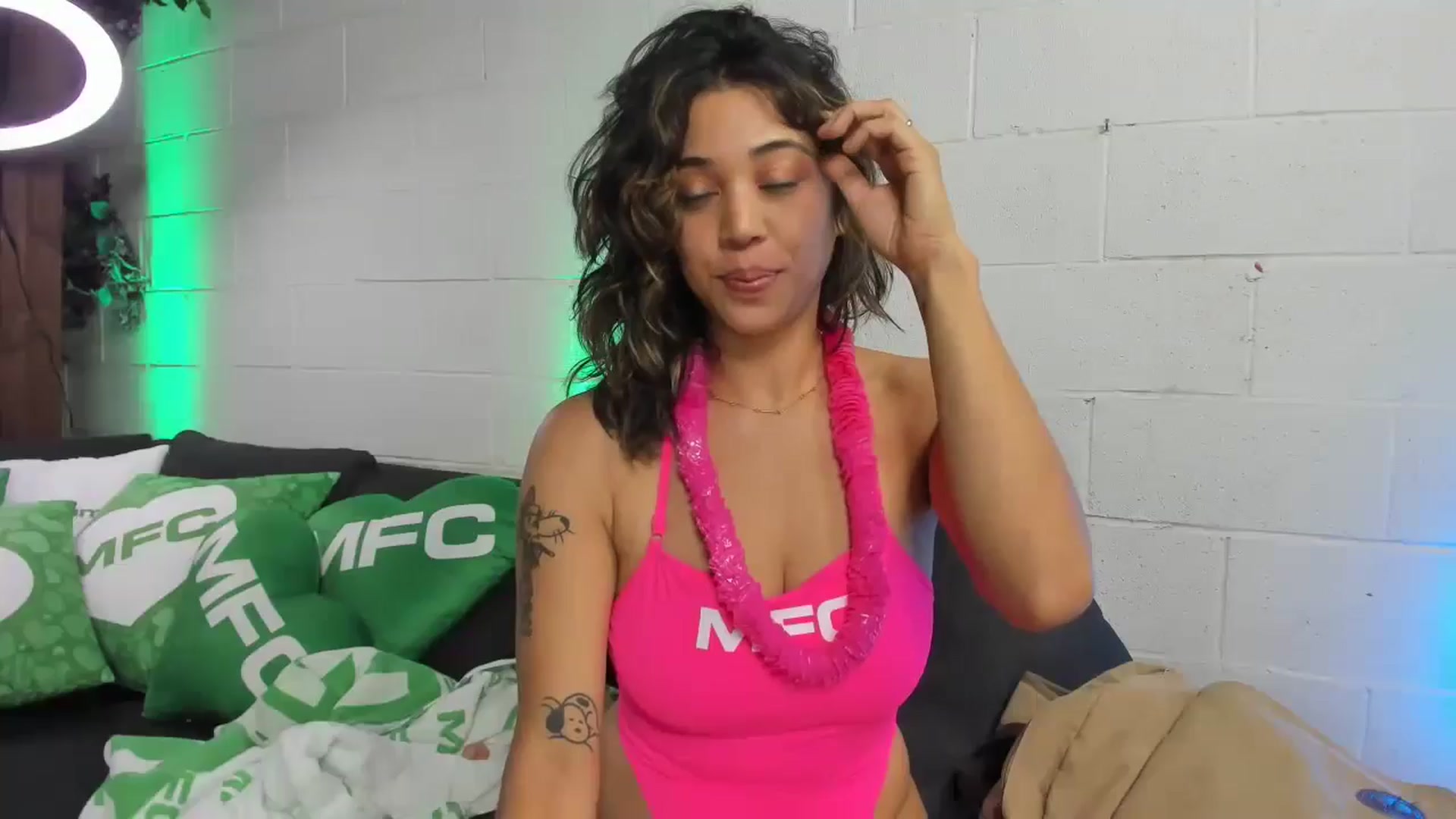 Gallery image thumbnail from KissingHigh's myfreecams stream on, 05/21/2024, 03:38 image 6 of 20