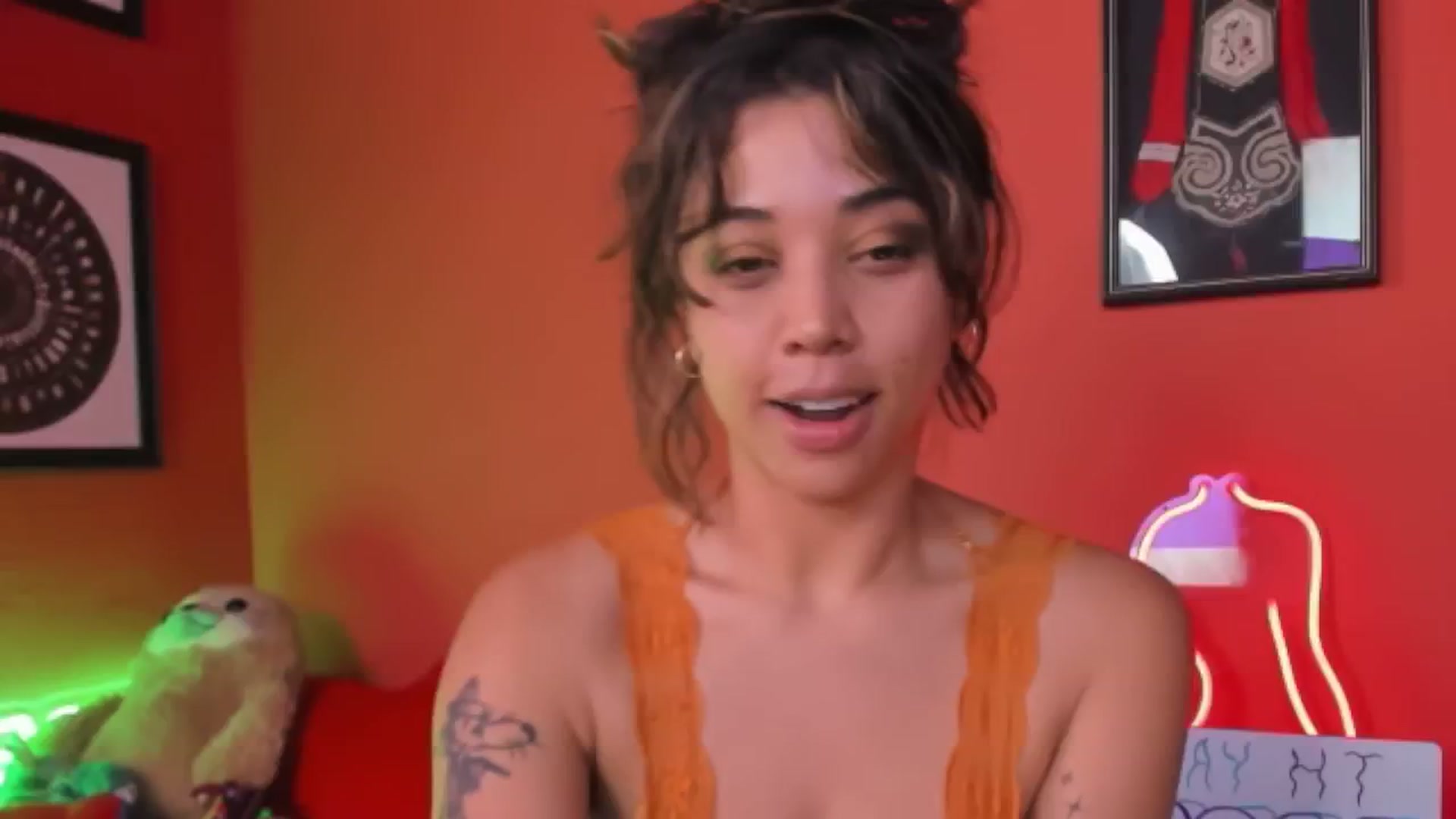 Gallery image thumbnail from KissingHigh's myfreecams stream on, 05/31/2024, 03:16 image 17 of 20
