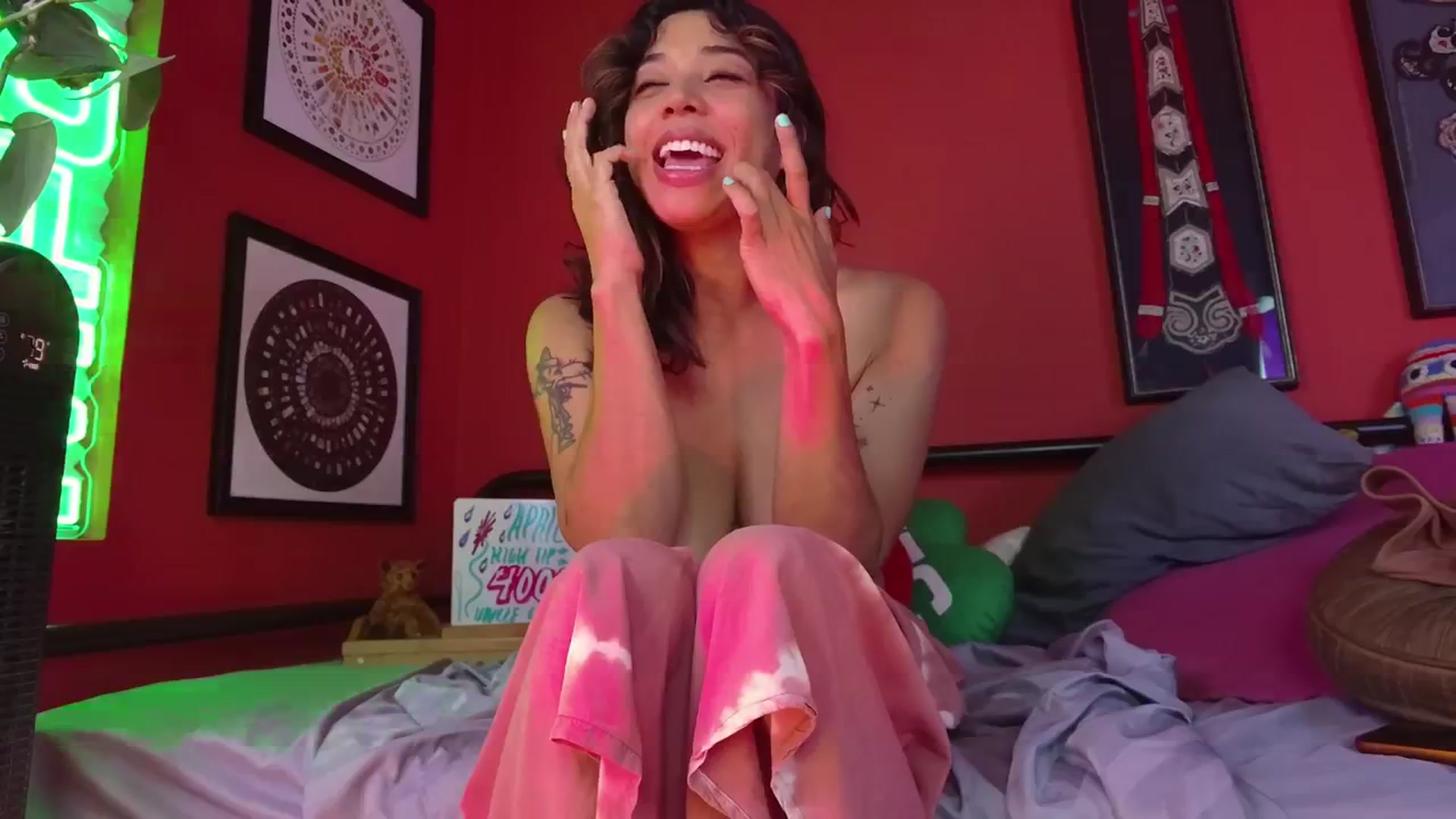 Gallery image thumbnail from KissingHigh's myfreecams stream on, 04/18/2025, 04:03 image 11 of 20