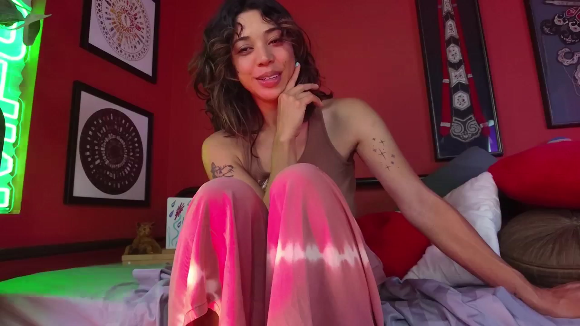 Gallery image thumbnail from KissingHigh's myfreecams stream on, 04/18/2025, 04:03 image 9 of 20