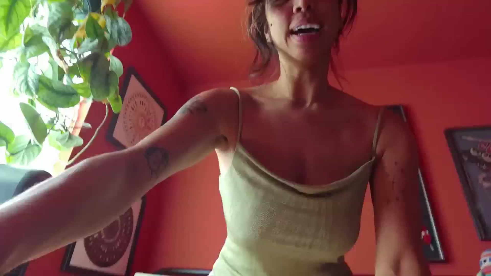 Gallery image thumbnail from KissingHigh's myfreecams stream on, 04/20/2025, 24:00 image 17 of 20