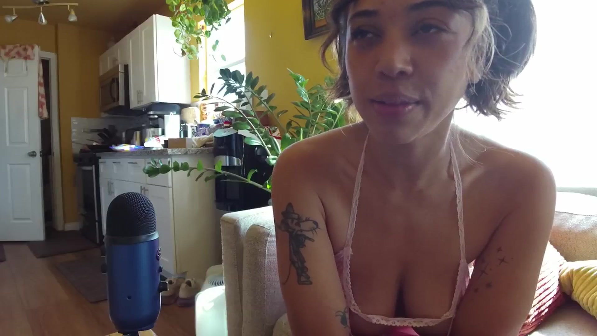 Gallery image thumbnail from KissingHigh's myfreecams stream on, 04/20/2025, 17:59 image 5 of 20
