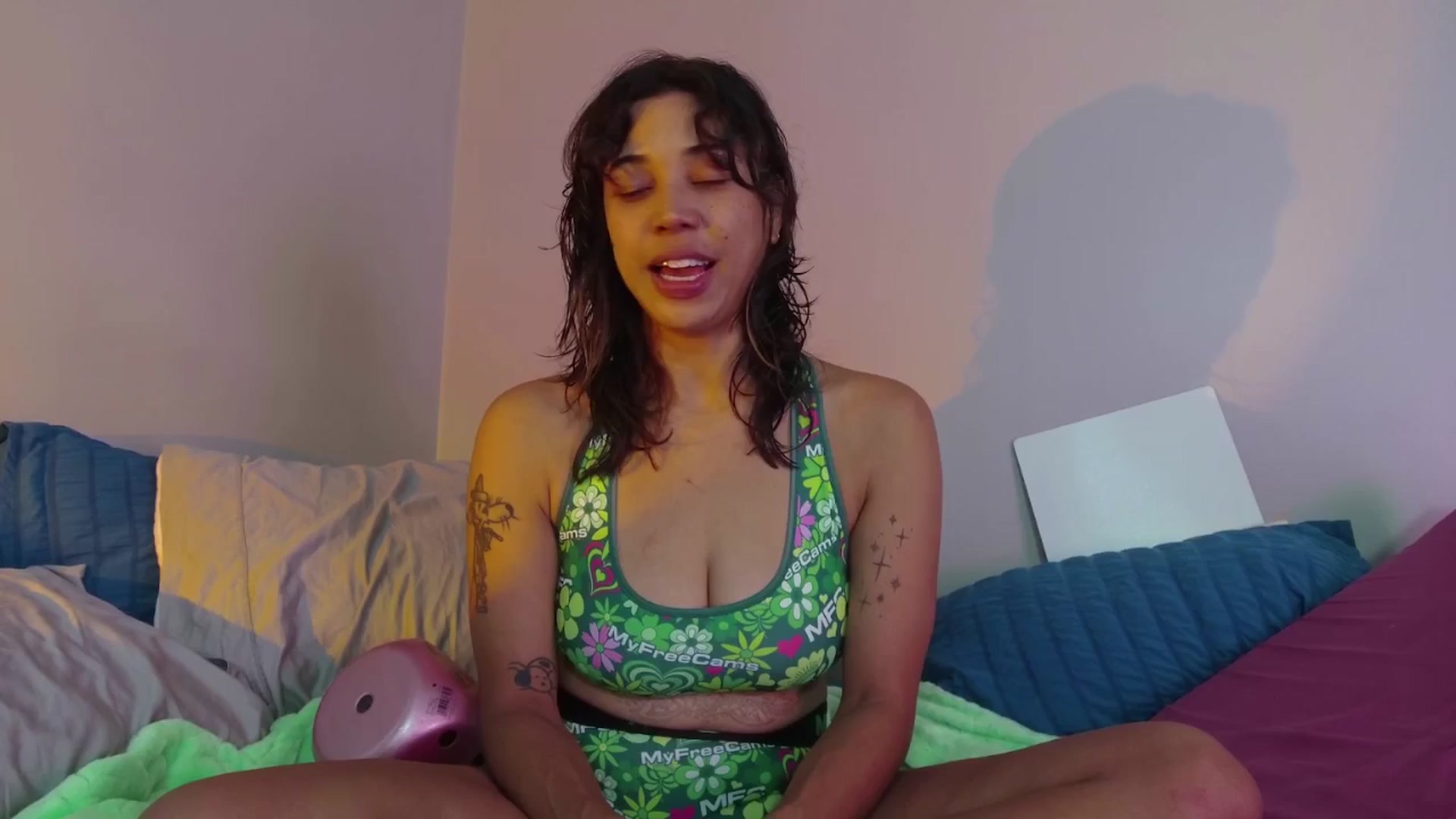 Gallery image thumbnail from KissingHigh's myfreecams stream on, 06/14/2025, 24:01 image 8 of 20