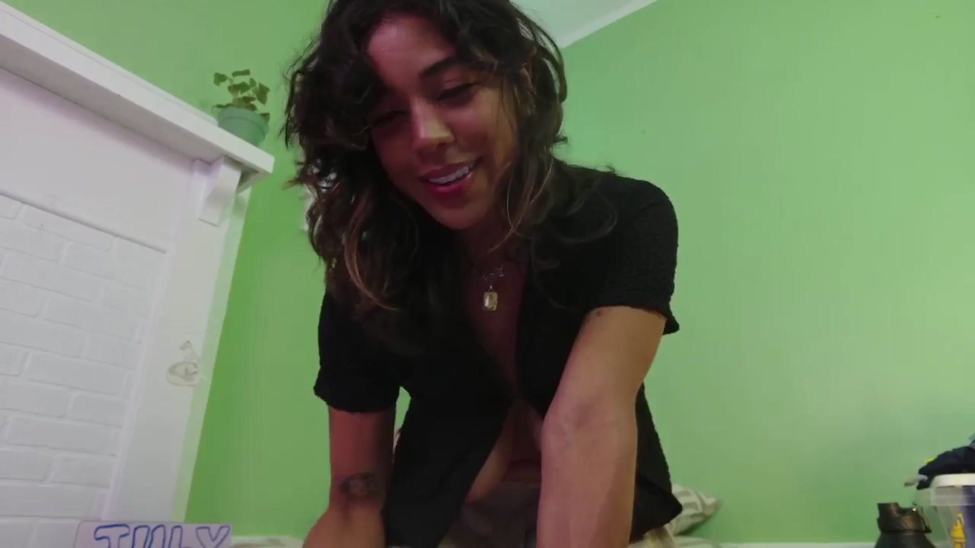 Gallery image thumbnail from KissingHigh's myfreecams stream on, 08/01/2025, 24:11 image 18 of 20