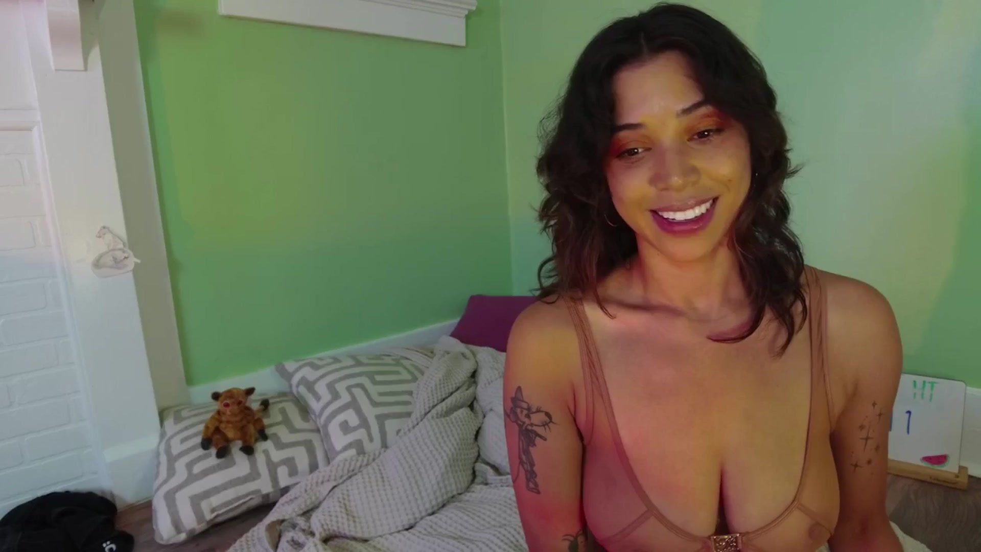 Gallery image thumbnail from KissingHigh's myfreecams stream on, 08/10/2025, 03:05 image 4 of 20