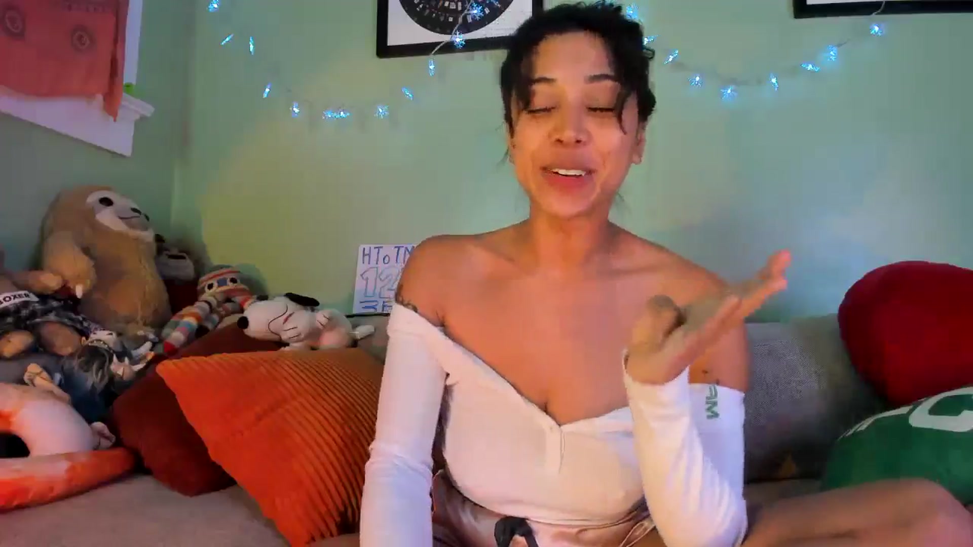 Gallery image thumbnail from KissingHigh's myfreecams stream on, 12/16/2025, 04:03 image 10 of 20