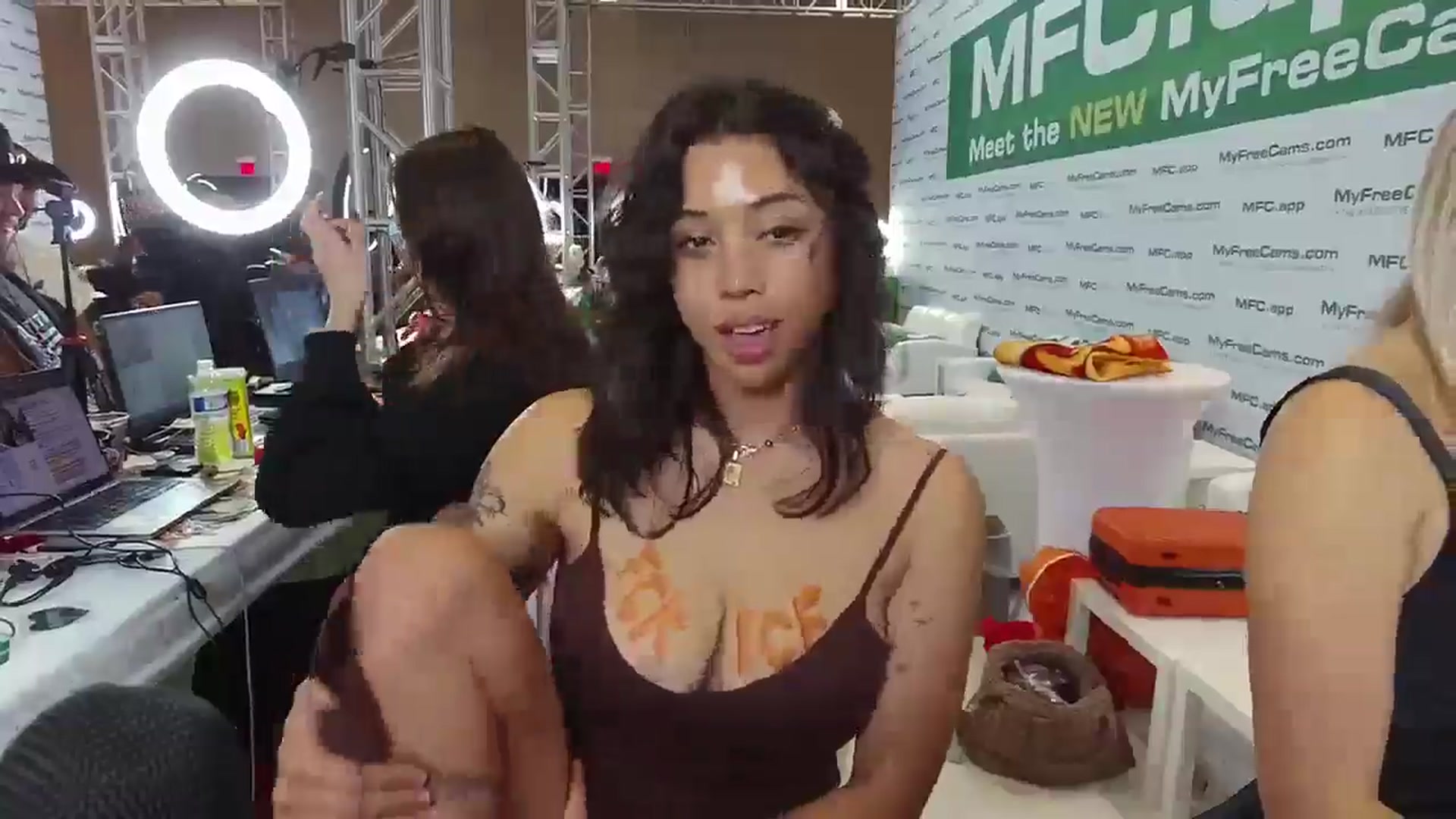 Gallery image thumbnail from KissingHigh's myfreecams stream on, 01/25/2026, 24:03 image 6 of 20