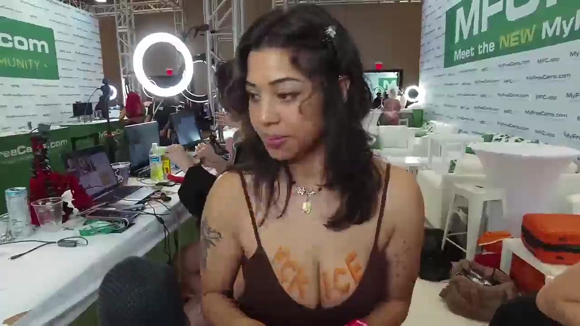 Gallery image thumbnail from KissingHigh's myfreecams stream on, 01/25/2026, 24:03 image 15 of 20