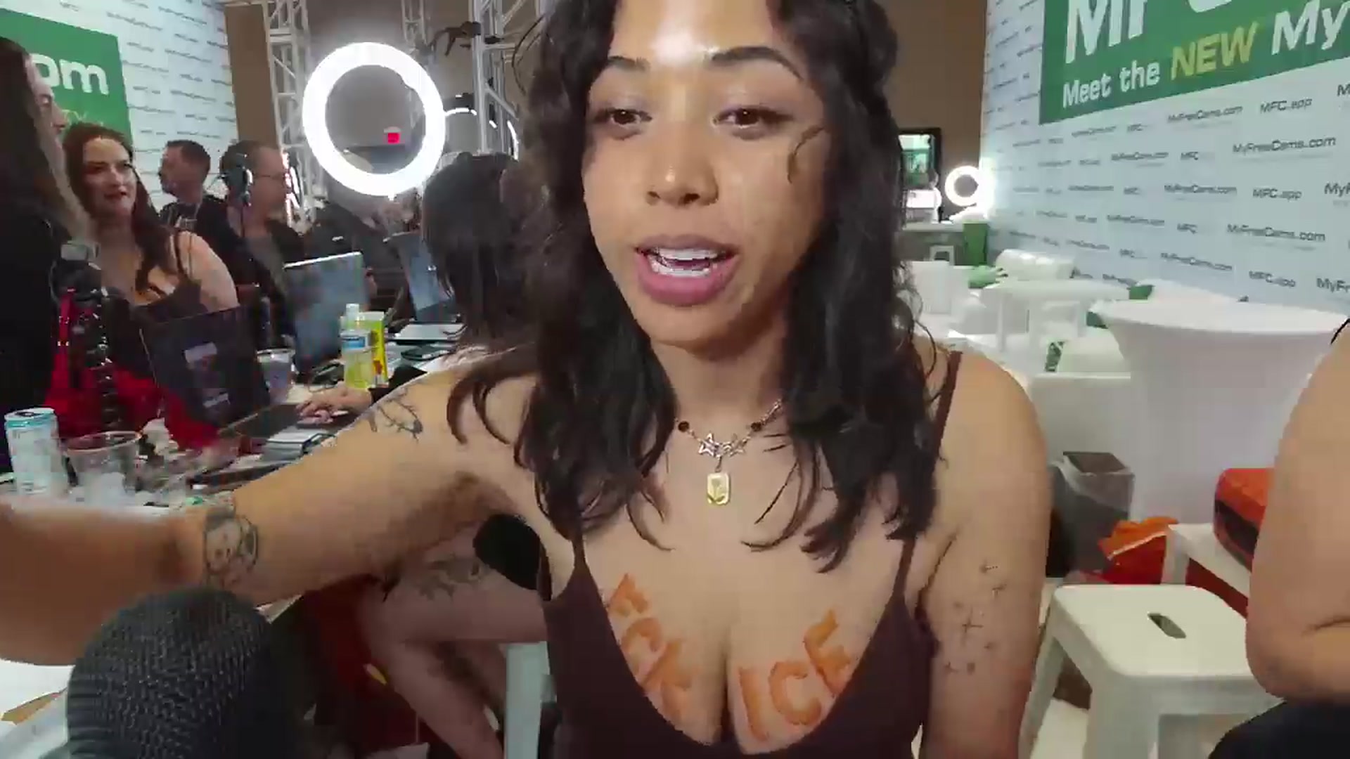 Gallery image thumbnail from KissingHigh's myfreecams stream on, 01/25/2026, 24:03 image 18 of 20