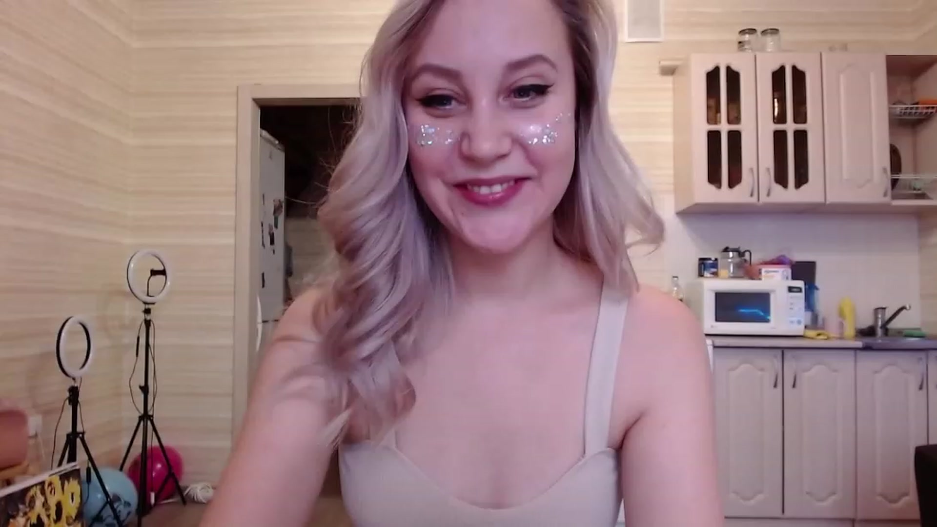 Gallery image thumbnail from KitnisEverdin's myfreecams stream on, 12/25/2022, 07:19 image 5 of 20