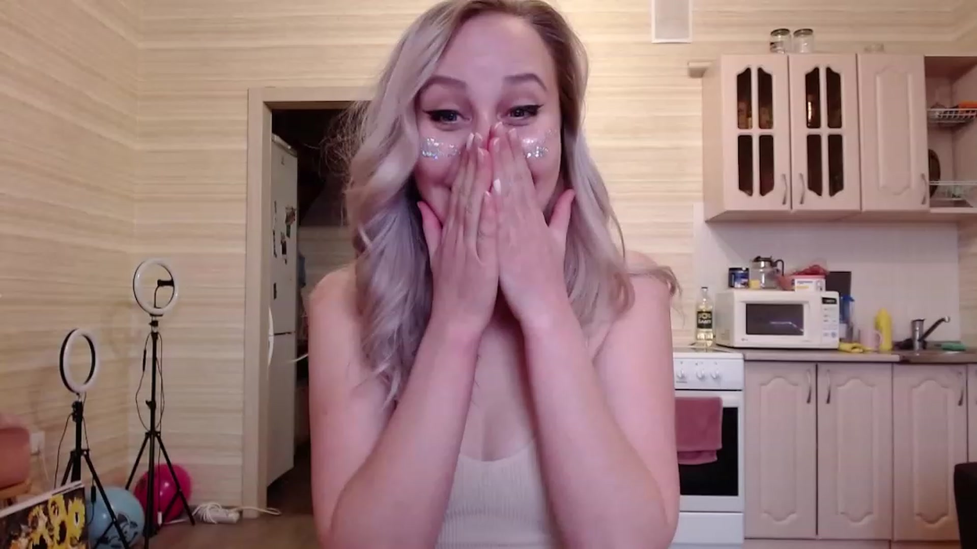 Gallery image thumbnail from KitnisEverdin's myfreecams stream on, 12/25/2022, 07:19 image 14 of 20