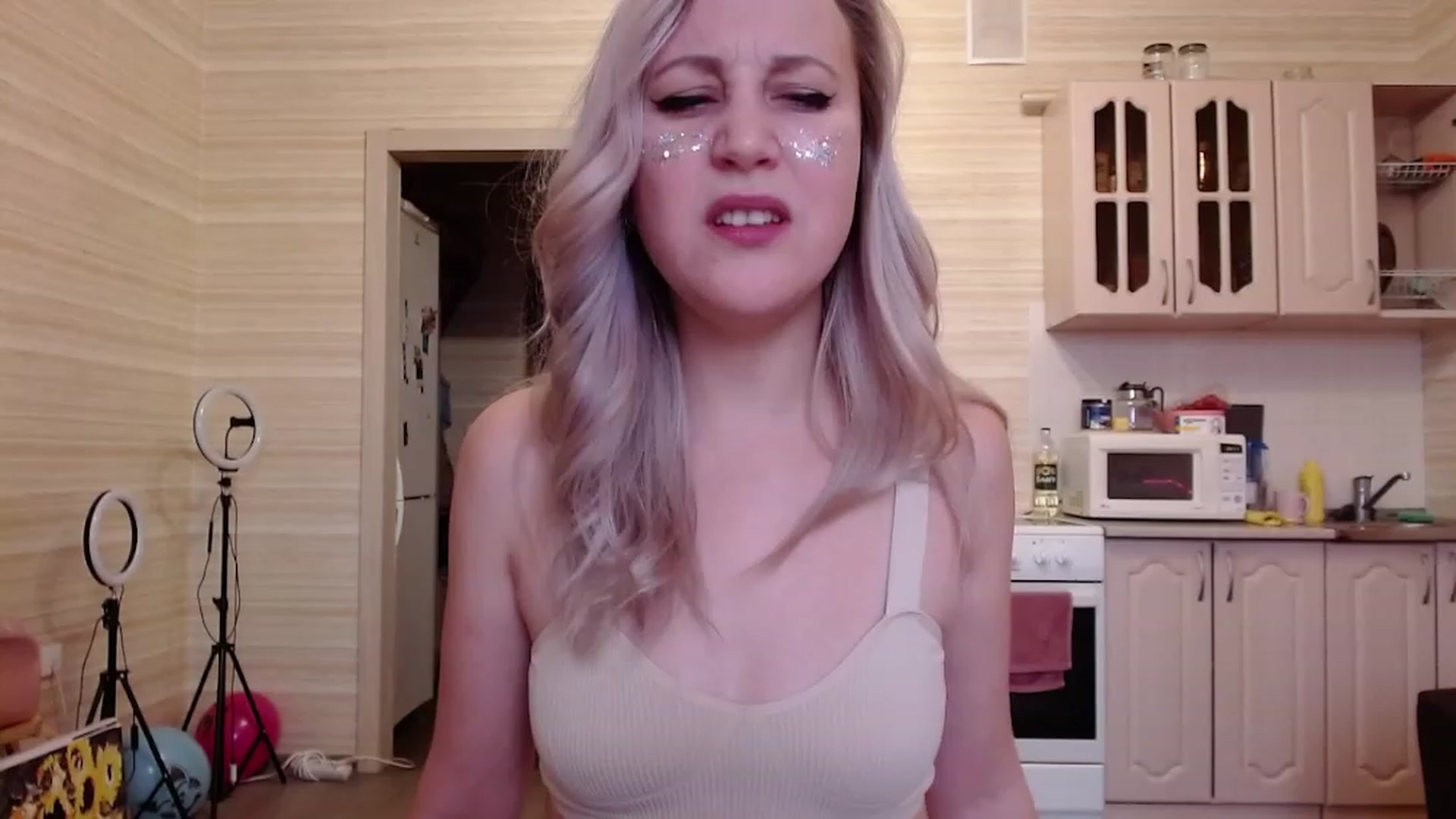 Gallery image thumbnail from KitnisEverdin's myfreecams stream on, 12/25/2022, 07:19 image 18 of 20
