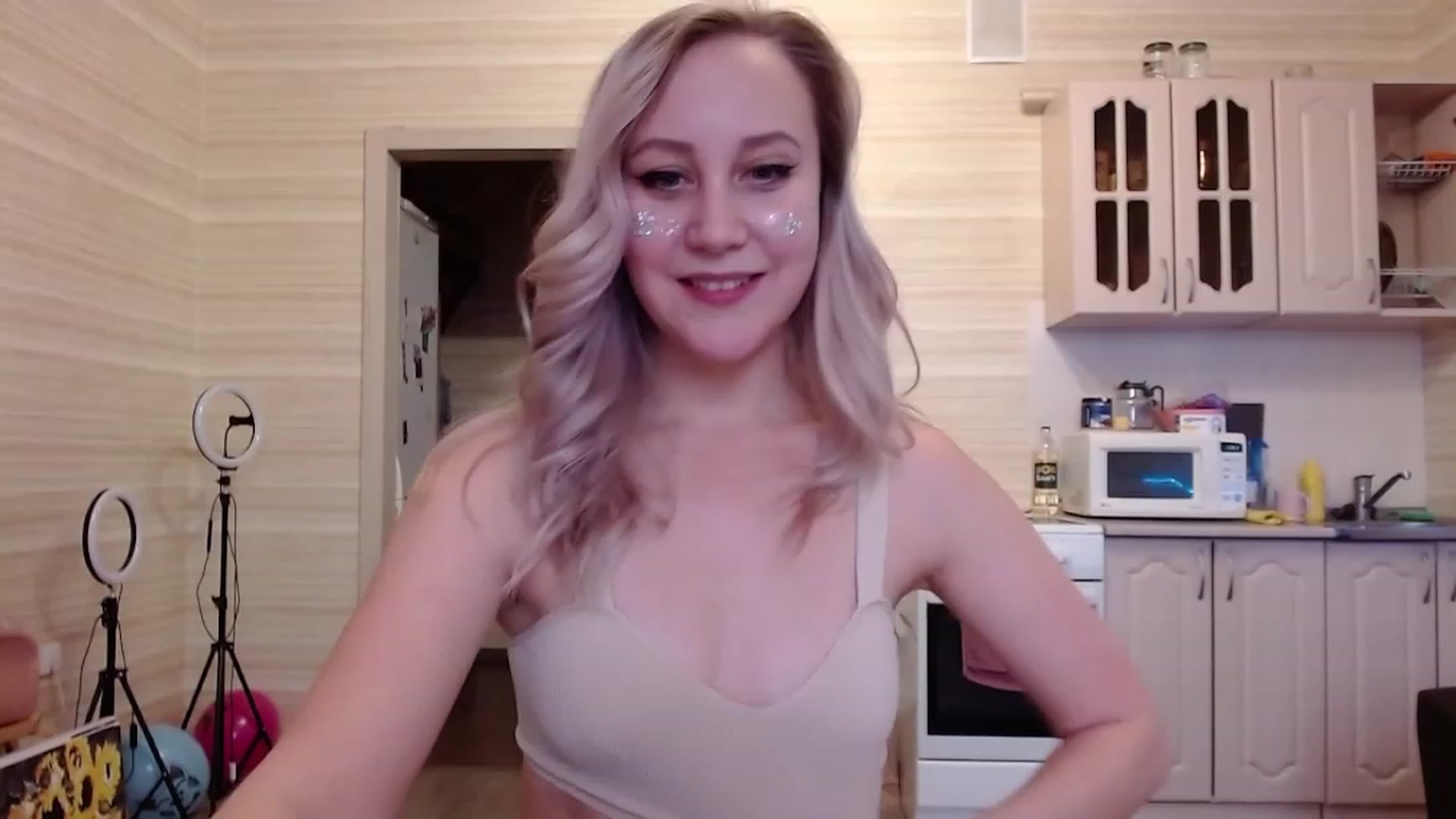 Gallery image thumbnail from KitnisEverdin's myfreecams stream on, 12/25/2022, 07:19 image 7 of 20