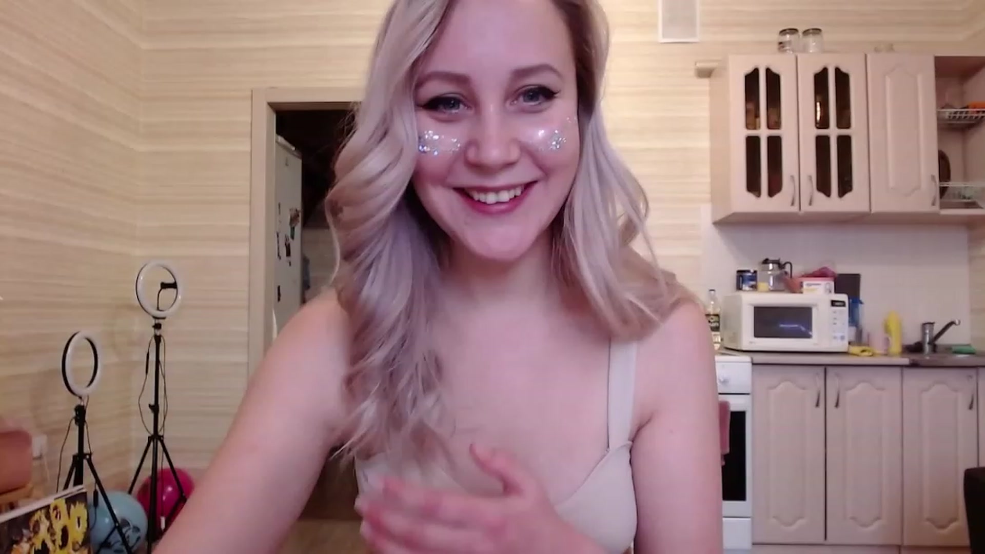 Gallery image thumbnail from KitnisEverdin's myfreecams stream on, 12/25/2022, 07:19 image 11 of 20