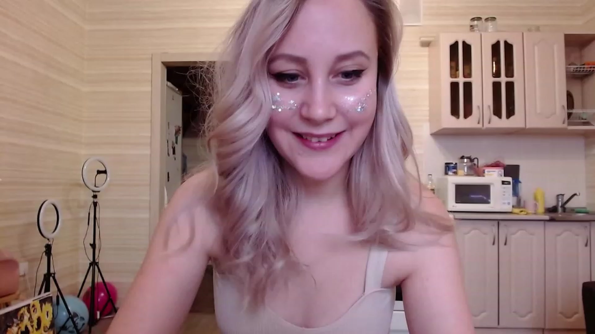 Gallery image thumbnail from KitnisEverdin's myfreecams stream on, 12/25/2022, 07:19 image 12 of 20