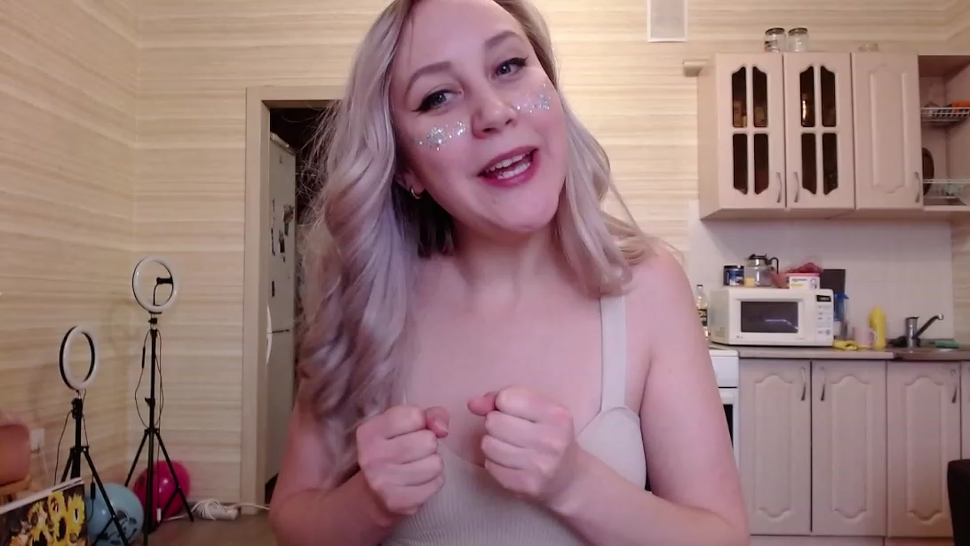 Gallery image thumbnail from KitnisEverdin's myfreecams stream on, 12/25/2022, 07:19 image 13 of 20