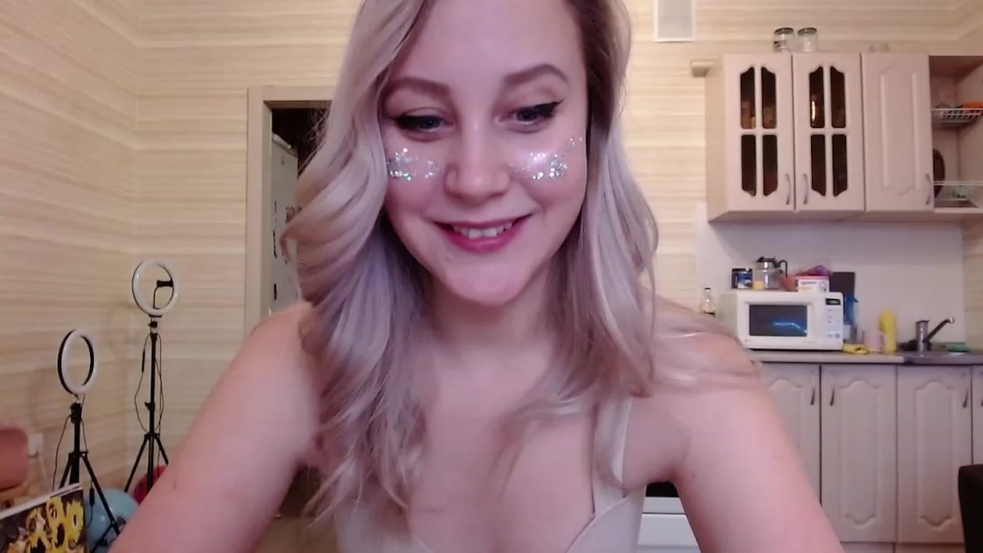 Gallery image thumbnail from KitnisEverdin's myfreecams stream on, 12/25/2022, 07:19 image 9 of 20