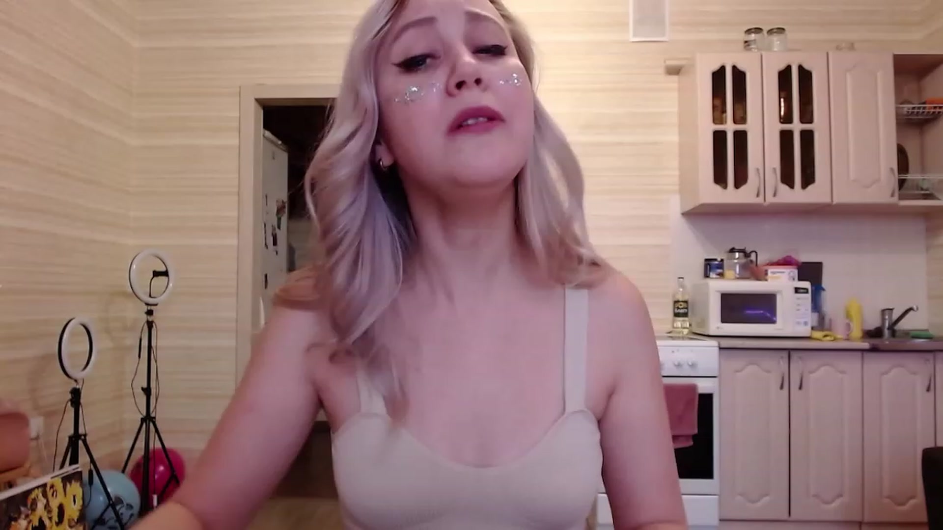 Gallery image thumbnail from KitnisEverdin's myfreecams stream on, 12/25/2022, 07:19 image 1 of 20