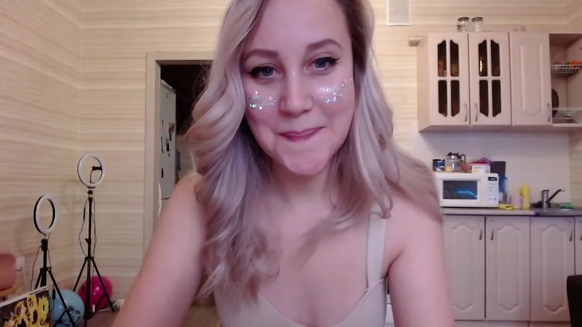 Gallery image thumbnail from KitnisEverdin's myfreecams stream on, 12/25/2022, 07:19 image 8 of 20