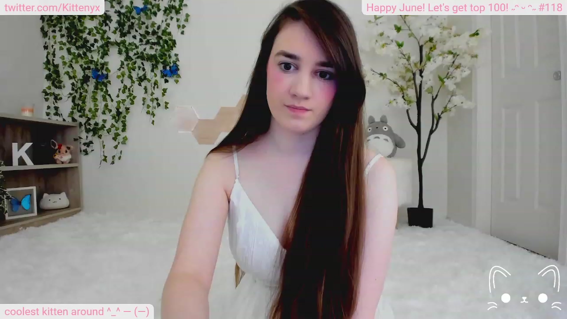 Gallery image thumbnail from Kittenyx's myfreecams stream on, 06/18/2023, 07:08 image 2 of 20
