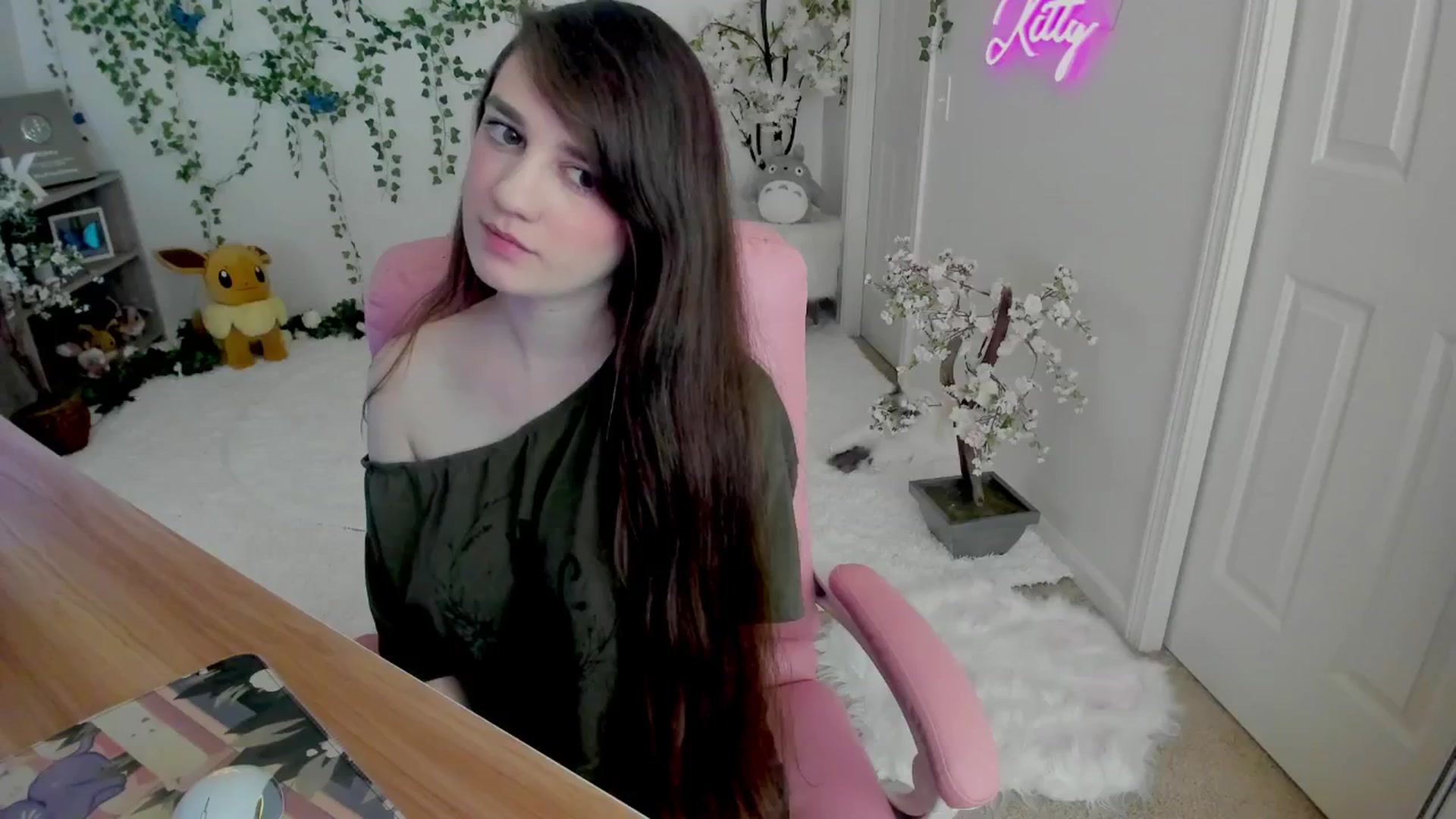 Gallery image thumbnail from Kittenyx's myfreecams stream on, 08/06/2025, 06:29 image 5 of 20