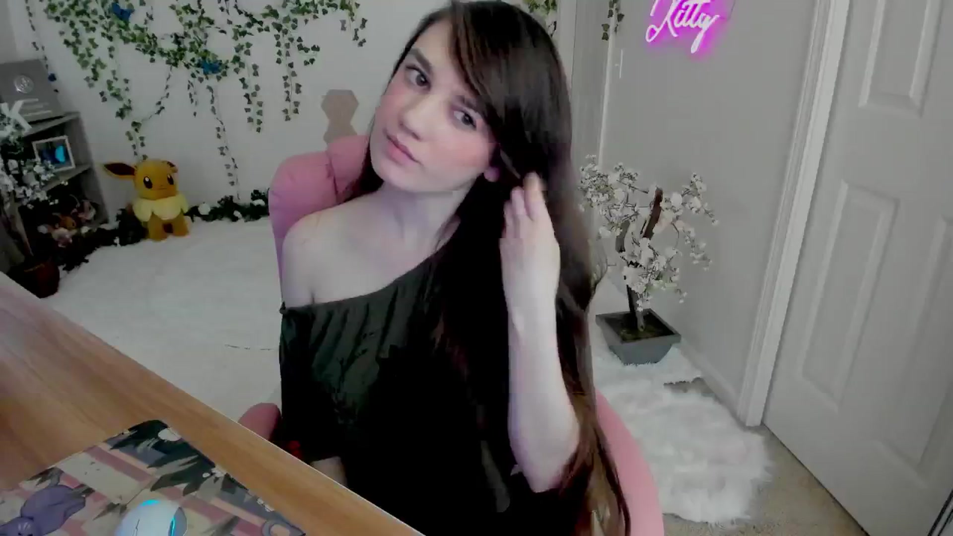Gallery image thumbnail from Kittenyx's myfreecams stream on, 08/06/2025, 06:29 image 12 of 20